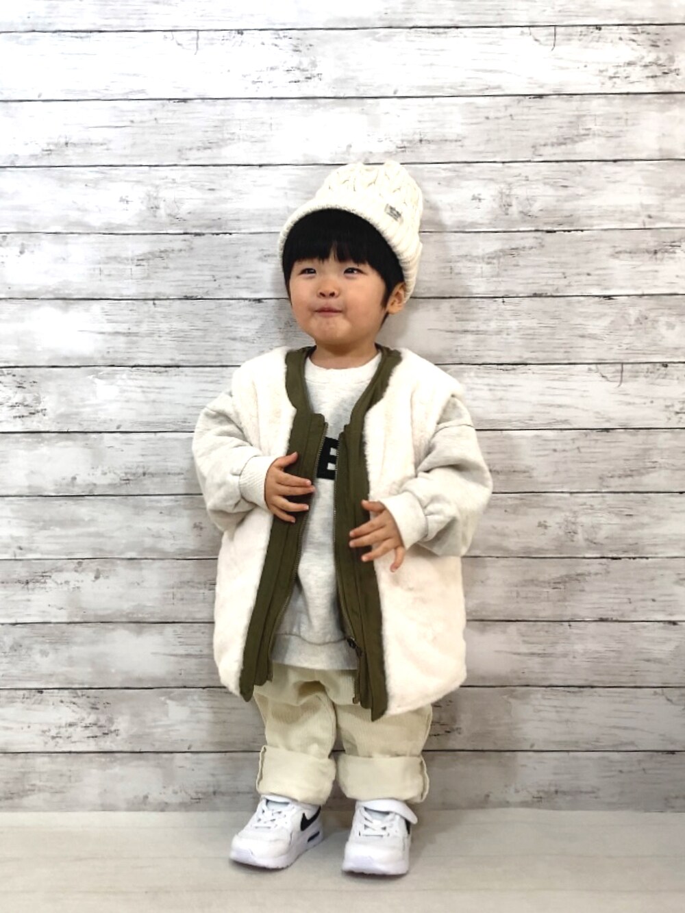 「冬コーデ、コーデュロイ、スウェット、韓国子供服、ニット帽、NIKE、ベスト、プチプラ、レイヤードスタイル、マイベストコーデ2022、クリスマスに着たい服、休日スタイル、ロゴスウェット、淡色コーデ、ワントーンコーデ」｜「Birthdayのアイテム（ベスト、ホワイト系）」を使った、YU⭐︎さん（キッズ・80cm）の冬コーディネートの2枚目の写真