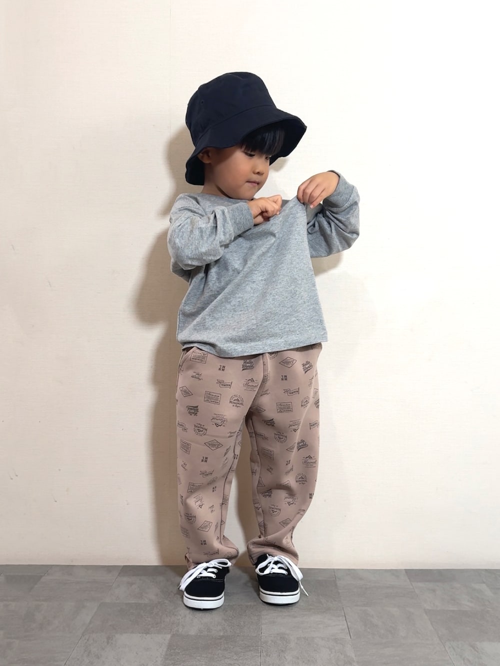 ブラック系のスニーカー、ベージュ系のその他パンツ、グレー系のTシャツ/カットソーを着用したキッズの秋コーディネートの4枚目の写真