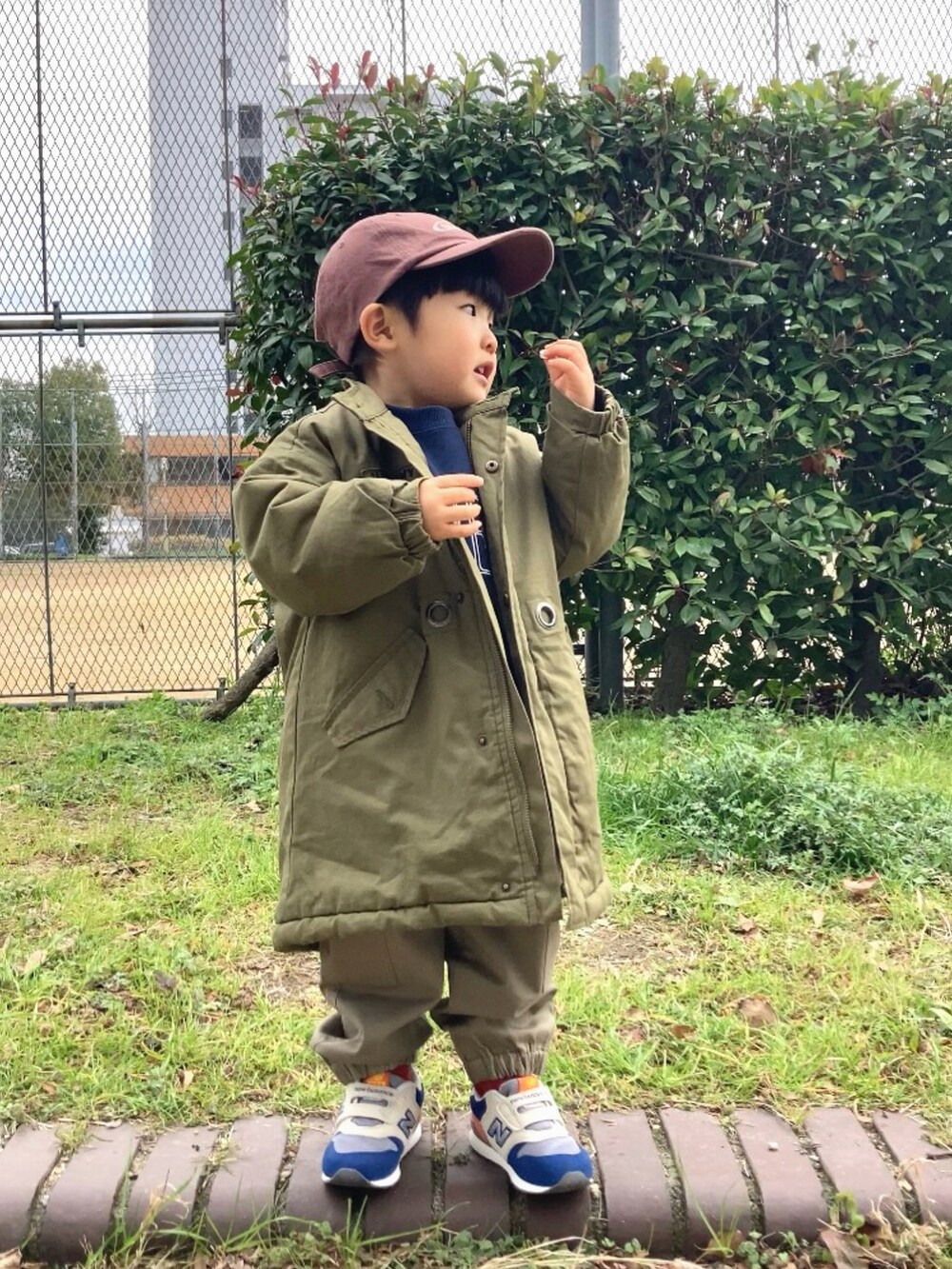 グリーン系のジャケット/アウター、ブルー系のスウェット、ホワイト系のTシャツ/カットソーを着用したキッズの冬コーディネートの3枚目の写真
