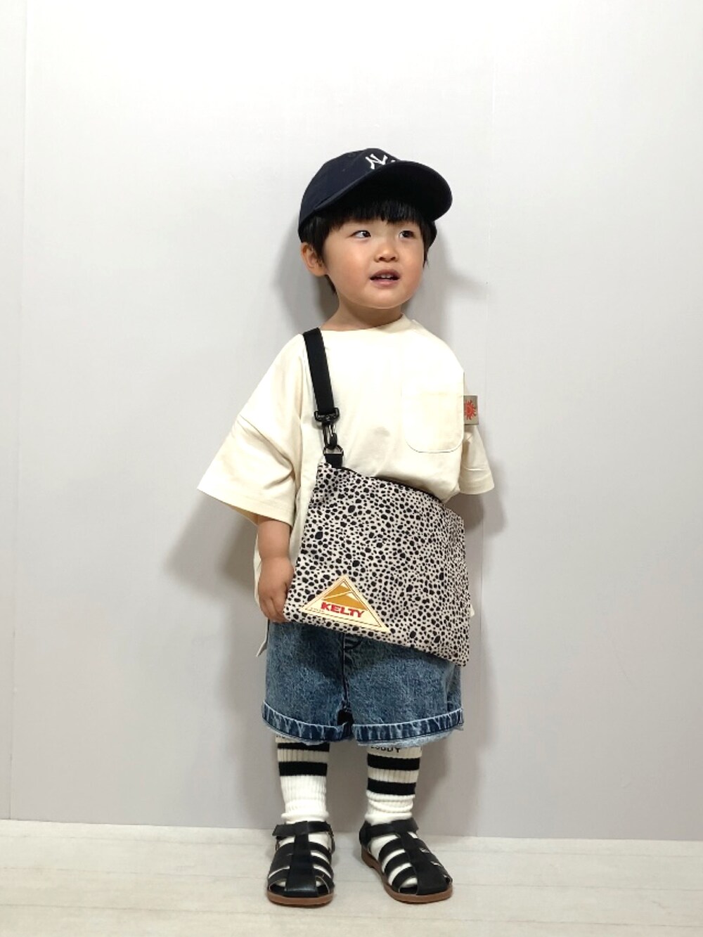 「シンプルコーデ、デニム、ショルダーバッグ、グルカサンダル、キャップ、プチプラ、初夏コーデ、休日スタイル、ビッグシルエット、モード、ストリート、ポシェット、モノトーン、ハーフパンツ、夏コーデ」｜「Life Support Productsの防汚加工ポケットTシャツ(80～150cm）（Tシャツ/カットソー、ホワイト系）」を使った、YU⭐︎さん（キッズ・90cm）の春コーディネートの2枚目の写真