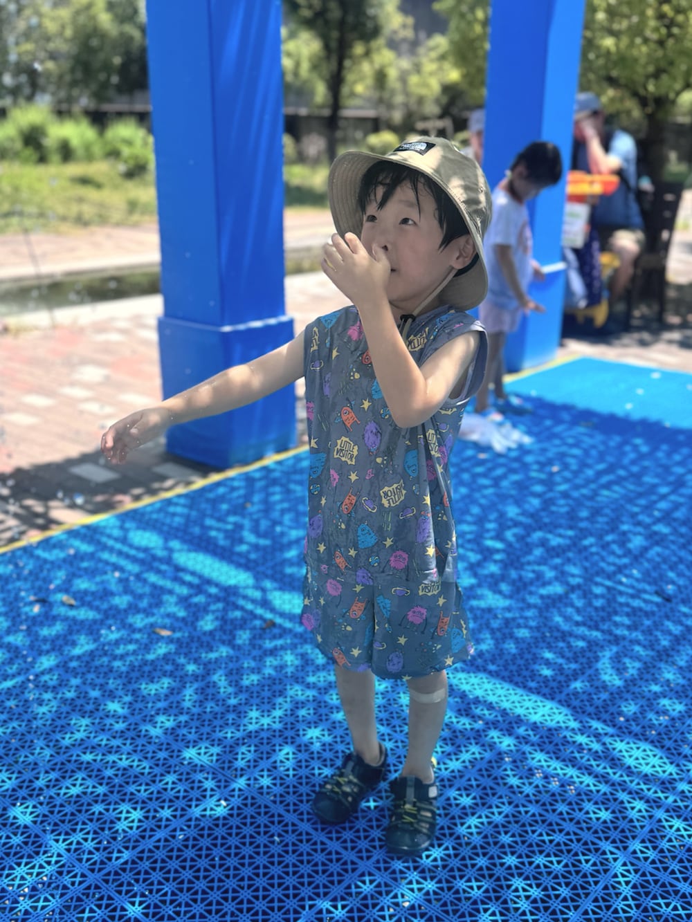 ブルー系のサンダル、グレー系のタンクトップ、グレー系のその他パンツを着用したキッズの夏コーディネートの5枚目の写真