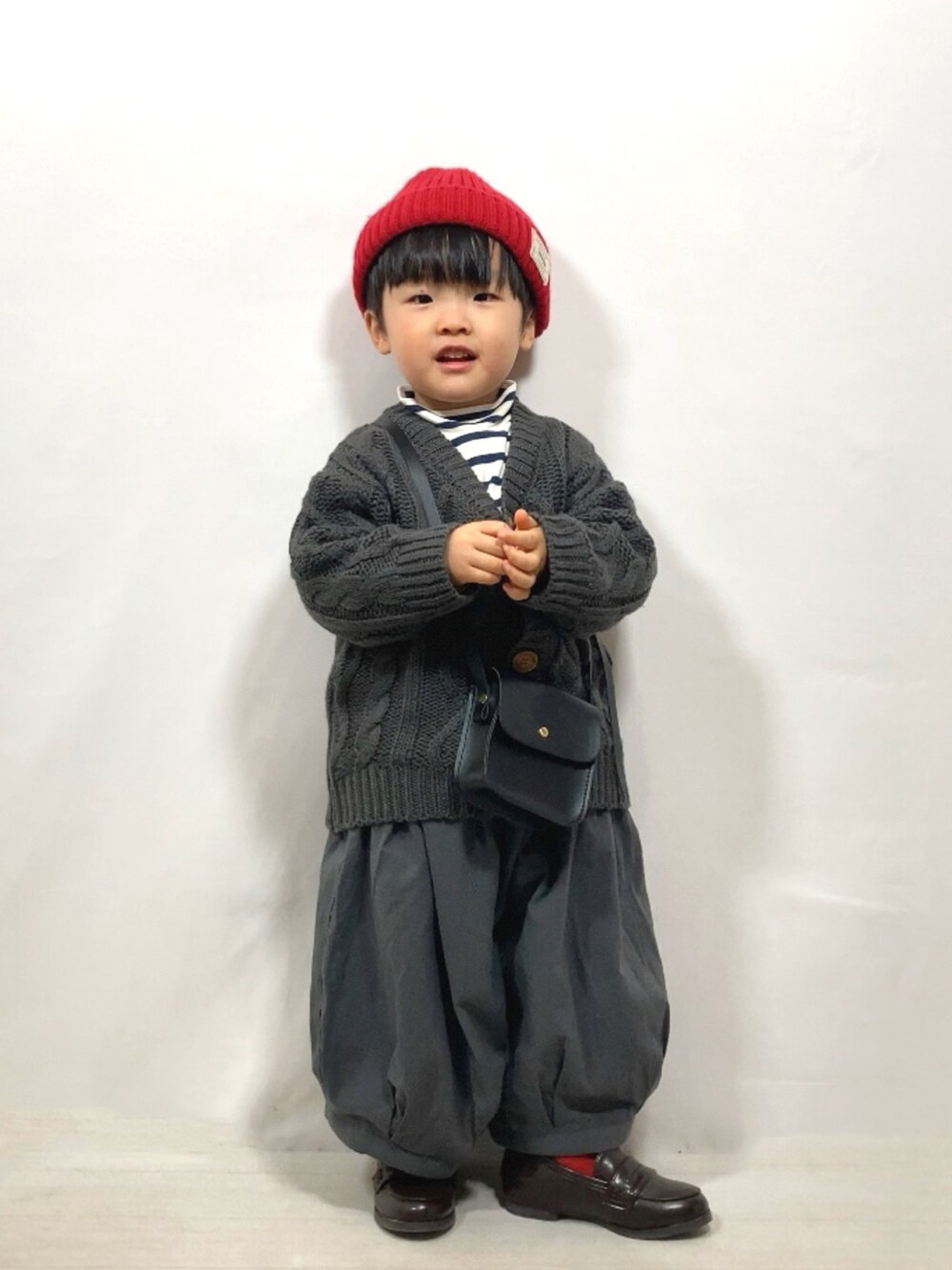 グレー系のカーディガン/ボレロ、ブルー系のTシャツ/カットソー、グレー系のその他パンツを着用したキッズの冬コーディネートの2枚目の写真