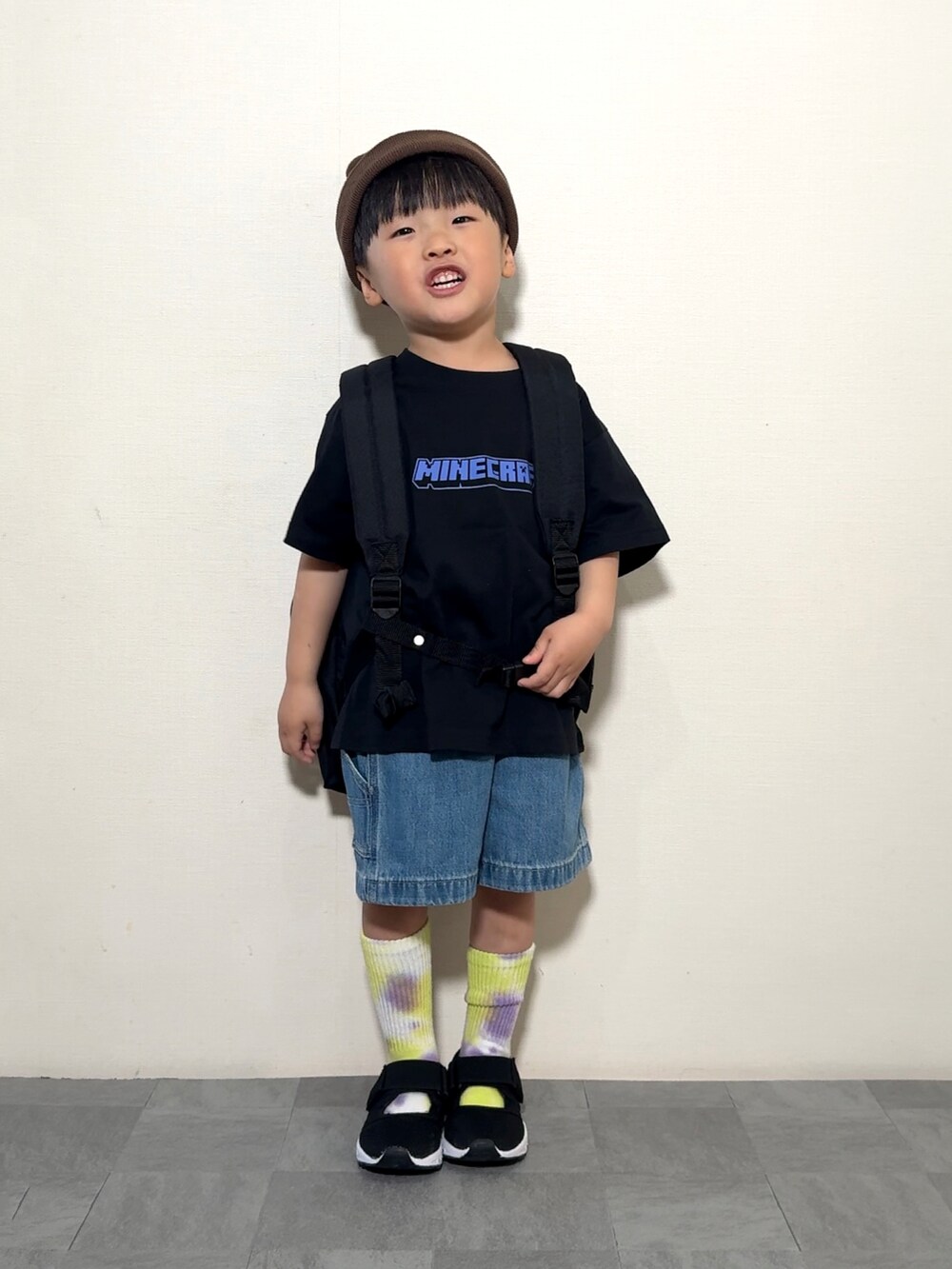 「ハーフパンツ、Tシャツ、ニット帽、韓国子供服、デニム、プチプラ、シンプルコーデ、春夏コーデ、カジュアルコーデ、お出かけコーデ、休日スタイル、春色コーデ、スポーツミックス、ストリート」｜「UNIQLOのアイテム（Tシャツ/カットソー、ブラック系）」を使った、YU⭐︎さん（キッズ・100cm）の春コーディネートの3枚目の写真