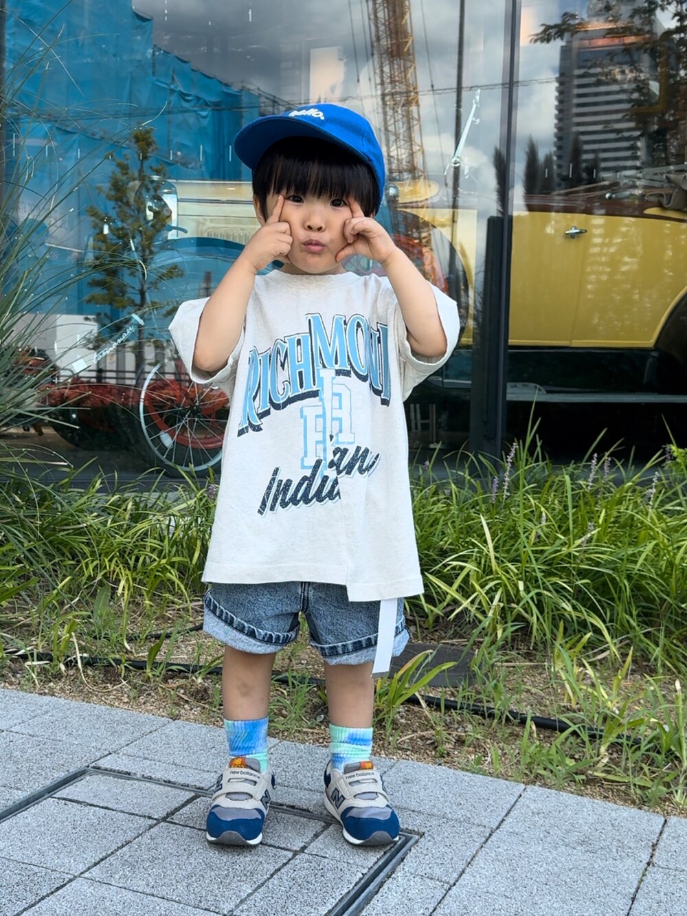 ホワイト系のTシャツ/カットソー、ブルー系のデニムパンツ、その他のスニーカーを着用したキッズの夏コーディネートの3枚目の写真