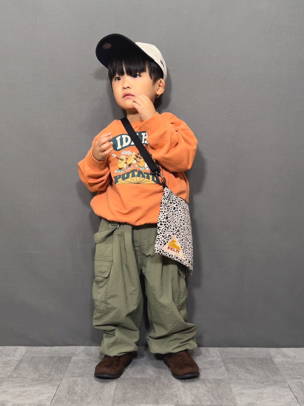 「秋っぽコーデ更新中、カーキ、ショルダーバッグ、サロペット、スウェット、キャップ、ブーツ、カーゴパンツ、お出かけコーデ、秋コーデ、パステルカラー、ブラウン、淡色コーデ、テーマパークコーデ、デートコーデ」｜「Ocean&Groundのアイテム（スウェット、オレンジ系）」を使った、YU⭐︎さん（キッズ・90cm）の秋コーディネートの5枚目の写真