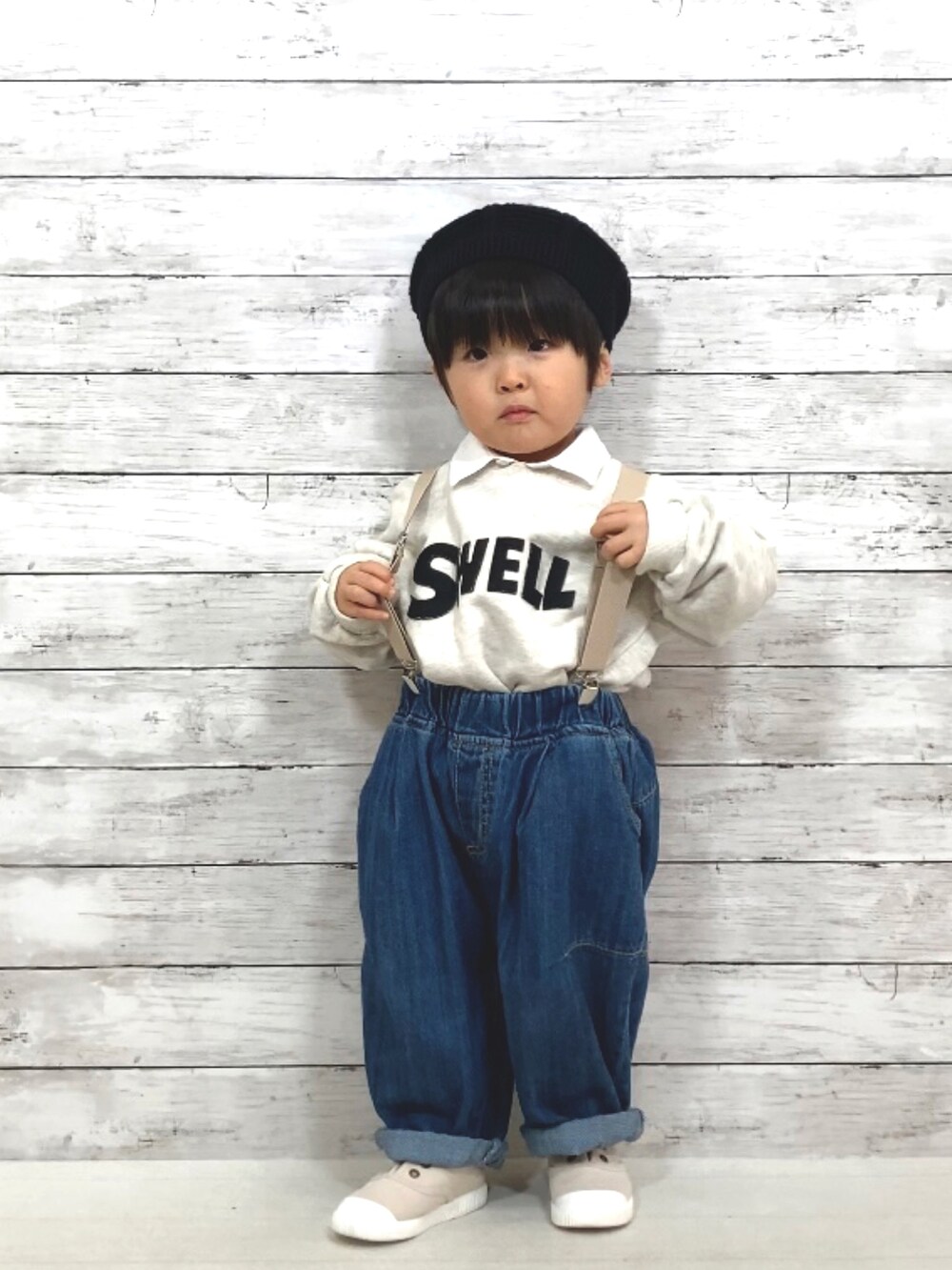 「韓国子供服、ロゴスウェット、デニム、ワイドパンツ、スリッポン、サスペンダー、ニット帽、プチプラ、レイヤードスタイル、ワントーンコーデ、カジュアルコーデ、ビッグシルエット、シンプルコーデ」｜「韓国子供服のアイテム（スウェット、グレー系）」を使った、YU⭐︎さん（キッズ・80cm）の冬コーディネートの2枚目の写真
