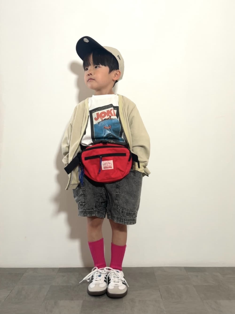 ホワイト系のTシャツ/カットソー、ブラック系のデニムパンツ、レッド系のボディバッグ/ウエストポーチを着用したキッズの春コーディネートの2枚目の写真