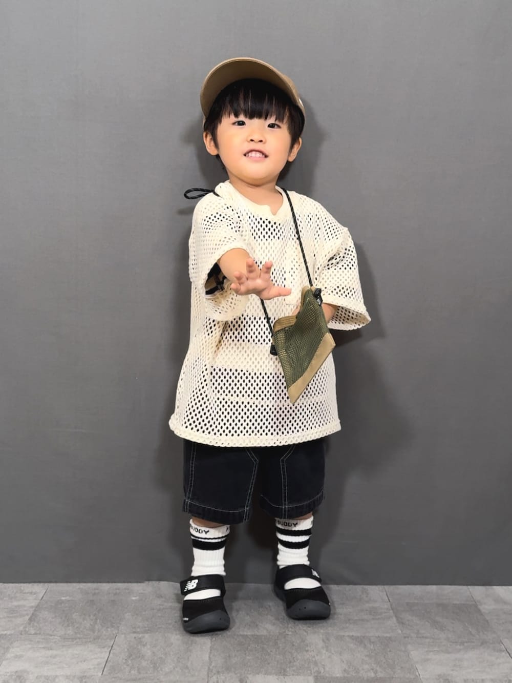 ホワイト系のTシャツ/カットソー、グレー系のTシャツ/カットソー、ブラック系のその他パンツを着用したキッズの夏コーディネートの3枚目の写真