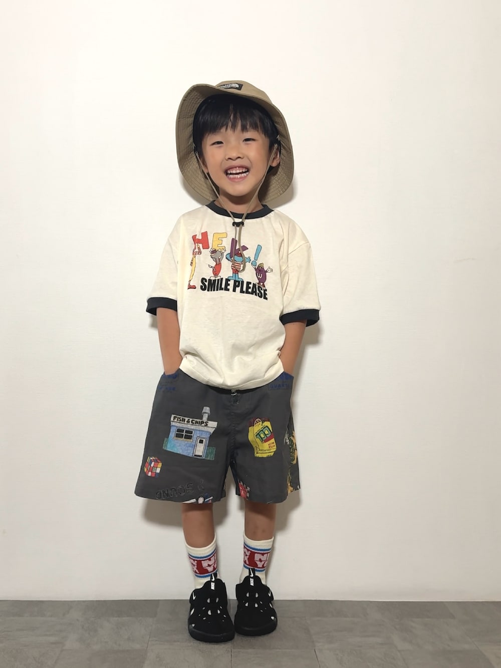 ブラック系のサンダル、ホワイト系のTシャツ/カットソー、グレー系のその他パンツを着用したキッズの夏コーディネートの2枚目の写真