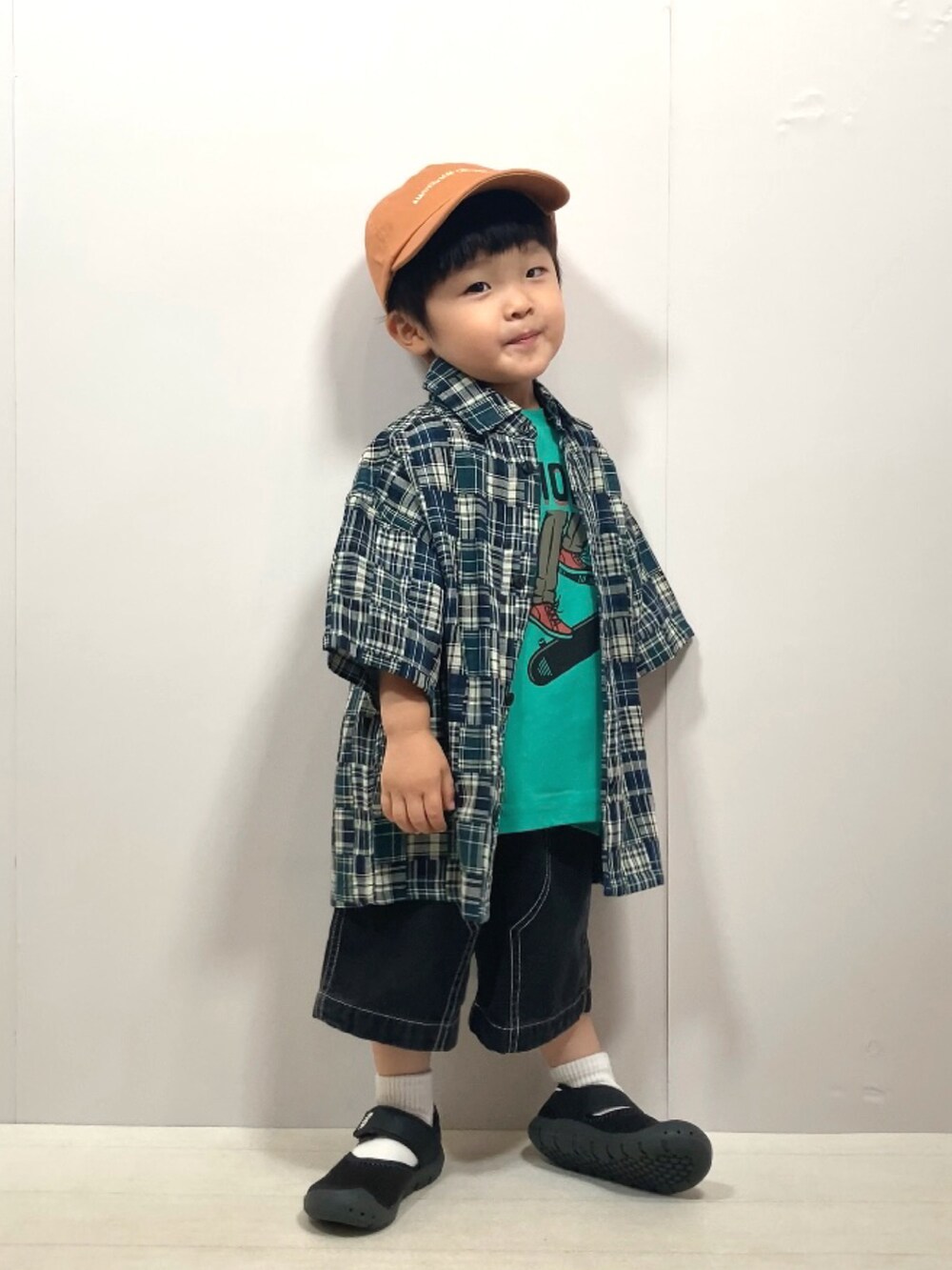 「ストリート、ロゴT、ハーフパンツ、ショートパンツ、キャップ、柄シャツ、お出かけコーデ、カジュアル、フェススタイル、プチプラ、夏セールで買いました、夏コーデ、サンダル、シャツスタイル、レイヤードスタイル」｜「Birthdayのアイテム（シャツ/ブラウス、ブルー系）」を使った、YU⭐︎さん（キッズ・90cm）の夏コーディネートの3枚目の写真