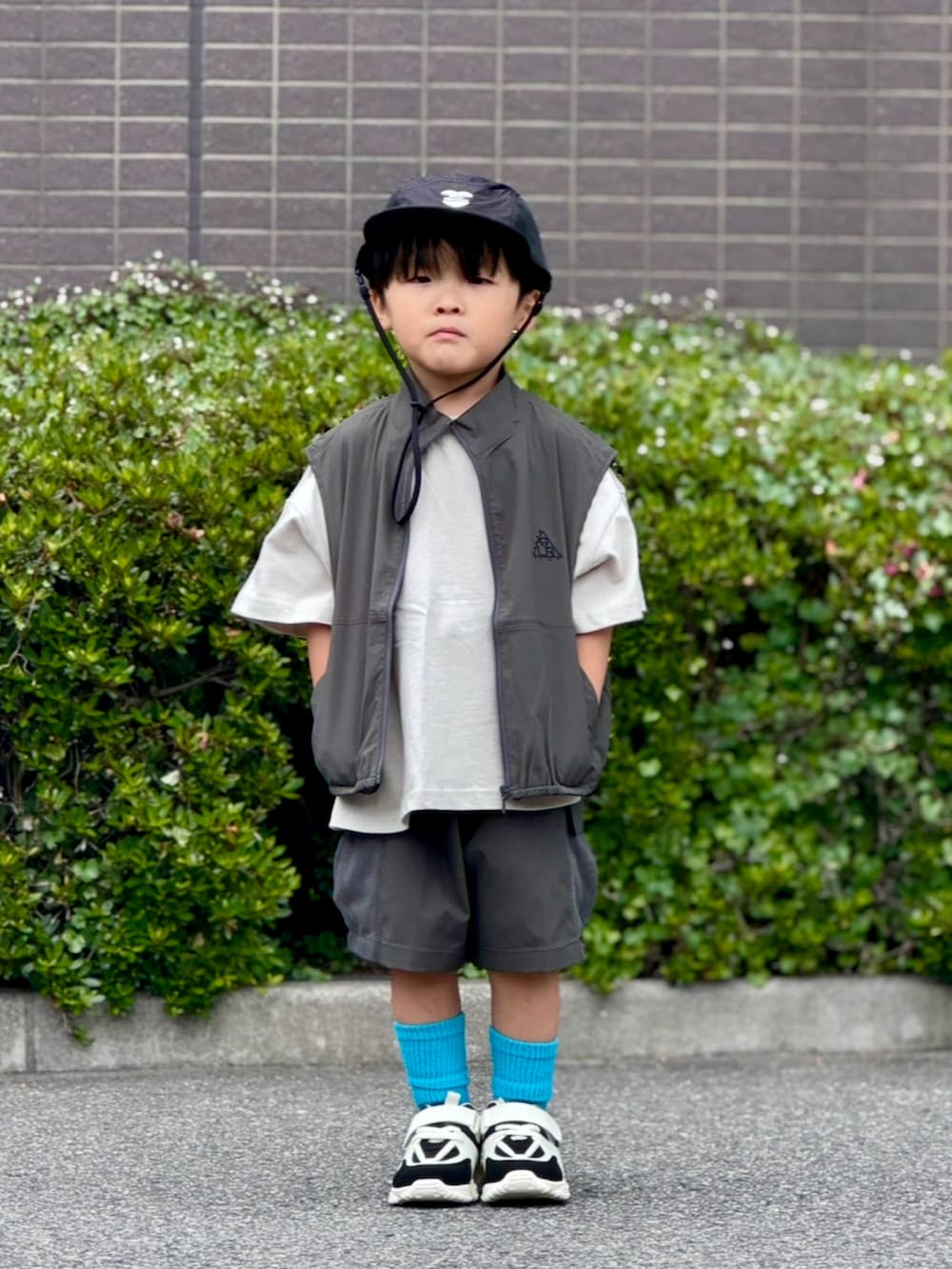 「レイヤードスタイル、ストリート、モノトーン、キャップ、スニーカー、スポーツミックス、ハーフパンツ、カーゴパンツ、ベスト、セットアップ、プチプラ、Tシャツ、お出かけコーデ、休日スタイル、きれいめカジュアル」|「green label relaxingのジップベスト / キッズ 110cm-130cm - UVカット -(ベスト、グレー系)」を使った、YU⭐︎さん(キッズ・100cm)の夏コーディネートの4枚目の写真