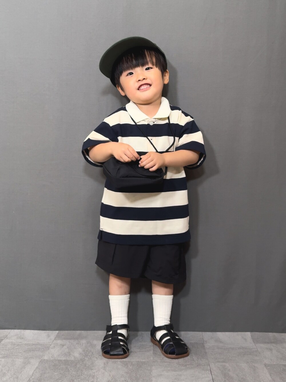 「プチプラ、夏コーデ、さらっと晴れやかスナップ、きれいめカジュアル、カーゴパンツ、ハーフパンツ、ショートパンツ、ショルダーバッグ、キャップ、サンダル、シャツスタイル、ボーダー、シャツ好き集まれ、モノトーン、スポーツミックス」｜「UNIQLOのアイテム（トップス、ベージュ系）」を使った、YU⭐︎さん（キッズ・90cm）の夏コーディネートの2枚目の写真