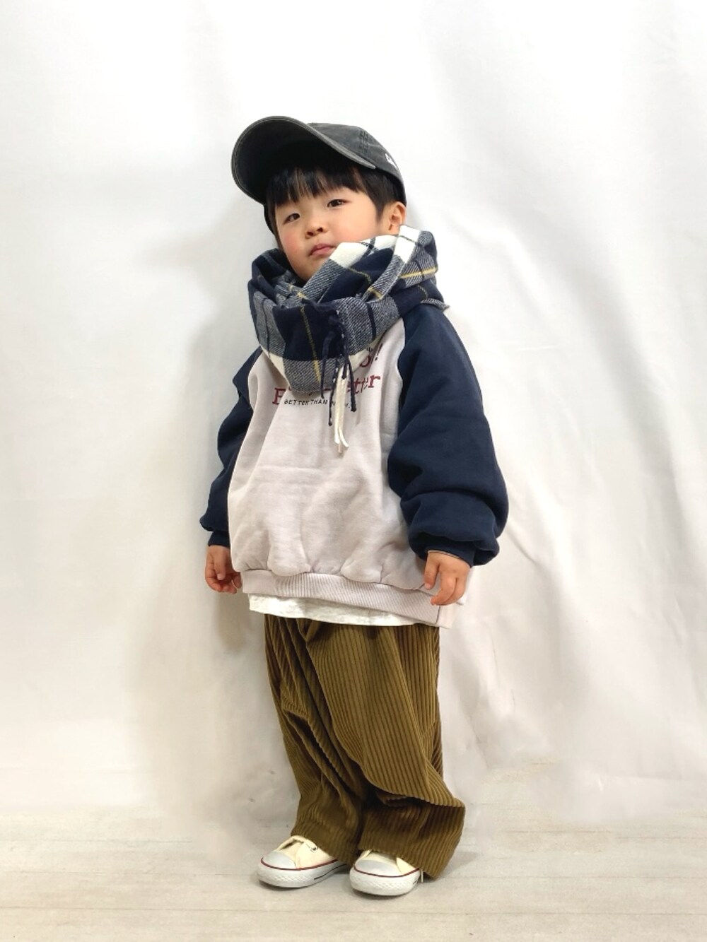 グレー系のスウェット、グレー系のTシャツ/カットソー、グリーン系のその他パンツを着用したキッズの冬コーディネートの5枚目の写真