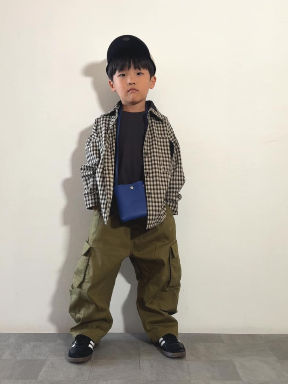 グレー系のTシャツ/カットソー、ブラック系のスニーカー、ブラック系のシャツ/ブラウスを着用したキッズの秋コーディネートの2枚目の写真