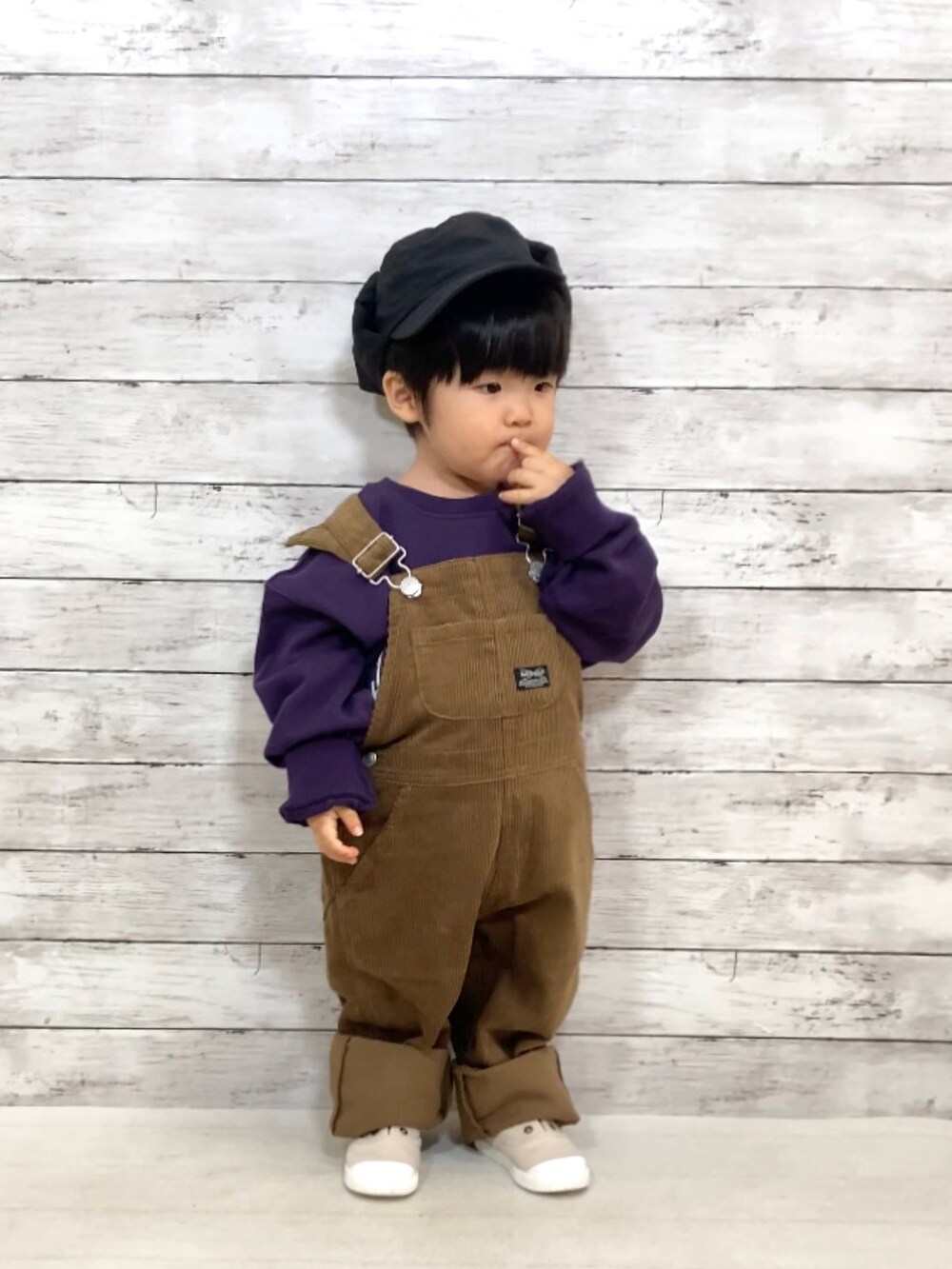 「サロペット、オーバーオール、キャップ、スウェット、コーデュロイ、スリッポン、韓国子供服、秋冬コーデ、ストリート」｜「Ocean&GroundのカレッジロゴBIGスウェット（80～140cm）（スウェット、パープル系）」を使った、YU⭐︎さん（キッズ・80cm）の秋コーディネートの2枚目の写真