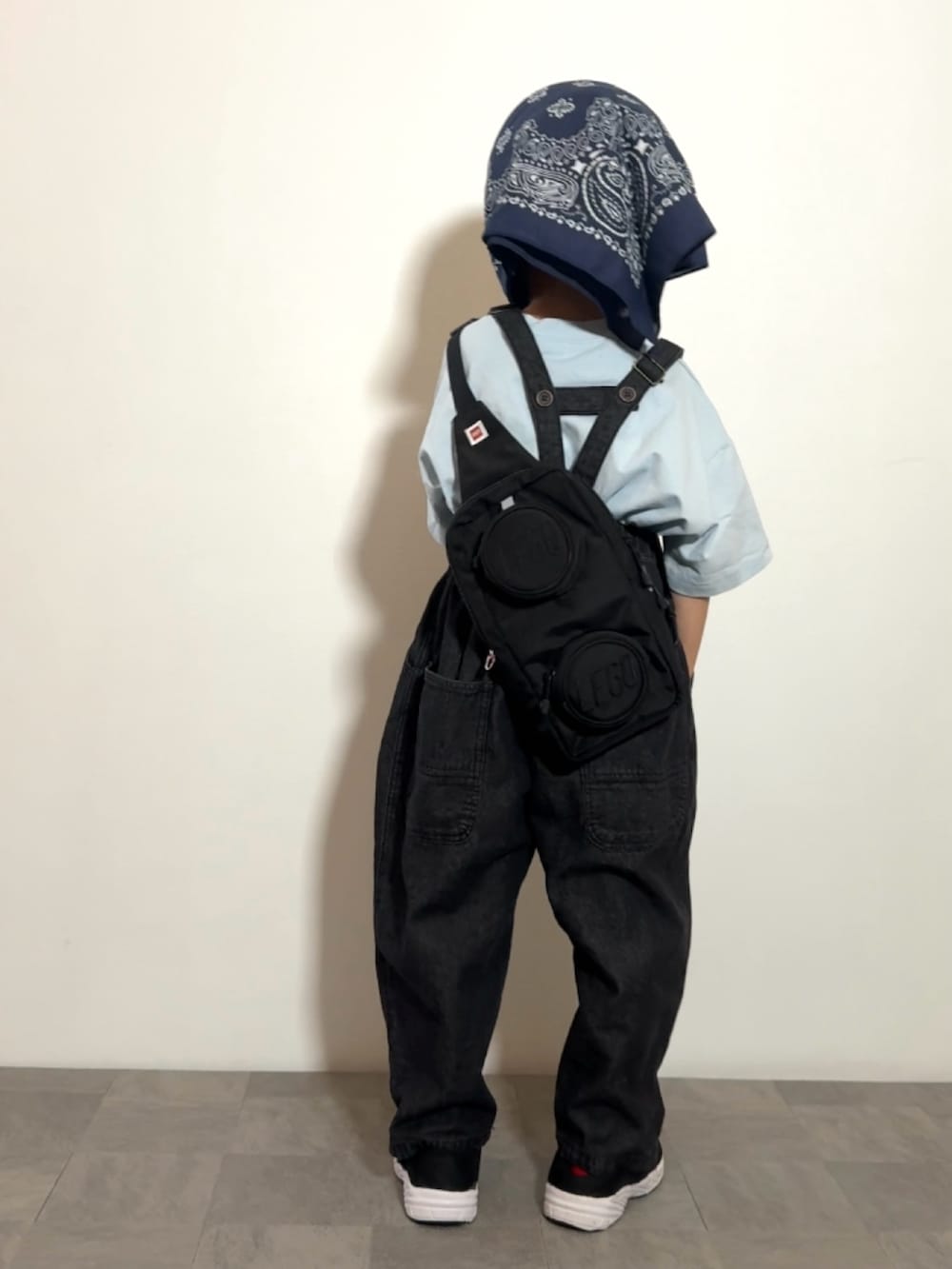 ブラック系のサンダル、ブルー系のTシャツ/カットソー、ブラック系のサロペット/オーバーオールを着用したキッズの夏コーディネートの3枚目の写真