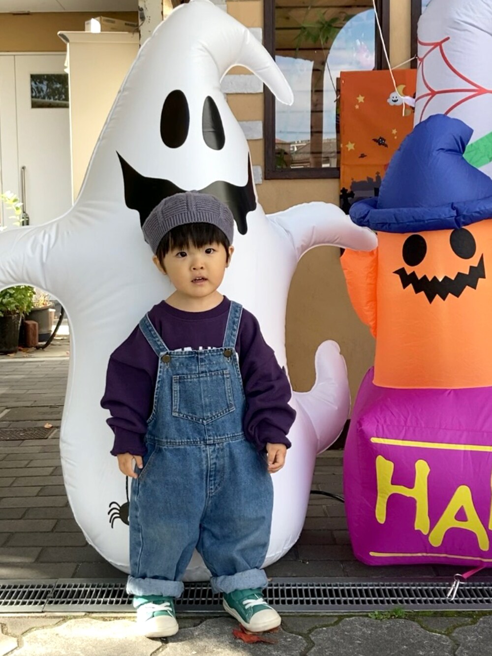 「WEARハロウィン2022、サロペット、オーバーオール、デニム、ロゴスウェット、ニット帽、プチプラ、韓国子供服、スニーカー、カジュアルコーデ、休日スタイル、ビッグシルエット」｜「Ocean&GroundのカレッジロゴBIGスウェット（80～140cm）（スウェット、パープル系）」を使った、YU⭐︎さん（キッズ・80cm）の秋コーディネートの2枚目の写真