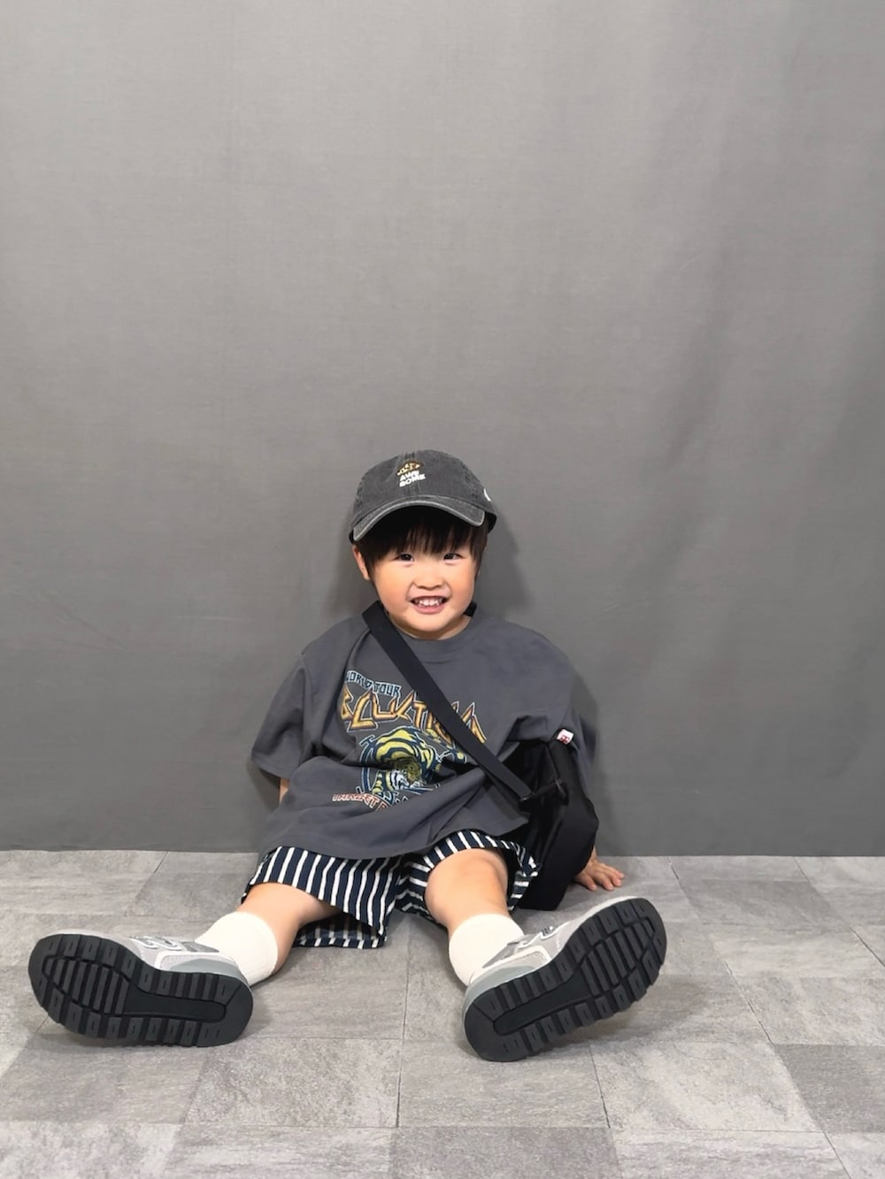 グレー系のTシャツ/カットソー、ブルー系のその他パンツ、ブラック系のメッセンジャーバッグを着用したキッズの春コーディネートの5枚目の写真