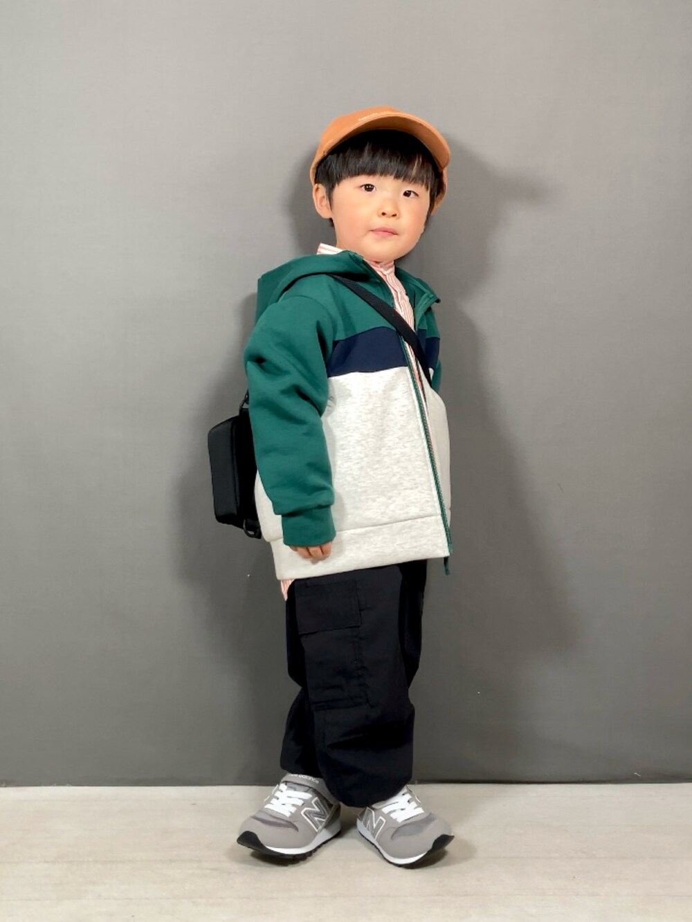 「春のおしゃ見えテクニック、パーカー、スニーカー、レイヤードスタイル、ショルダーバッグ、春色、春服みてみて、カジュアルコーデ、シンプルコーデ、お出かけコーデ、休日スタイル、アウトドアスタイル、スポーツミックス、シャツスタイル、春アウター」｜「UNIQLOのアイテム（パーカー、グリーン系）」を使った、YU⭐︎さん（キッズ・90cm）の春コーディネートの3枚目の写真