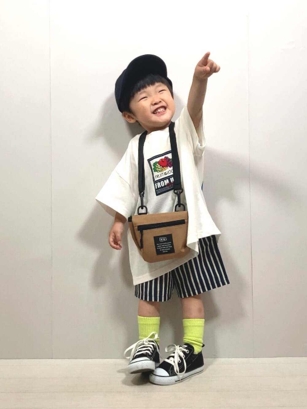 ホワイト系のTシャツ/カットソー、ブルー系のその他パンツ、イエロー系のショルダーバッグを着用したキッズの夏コーディネートの5枚目の写真