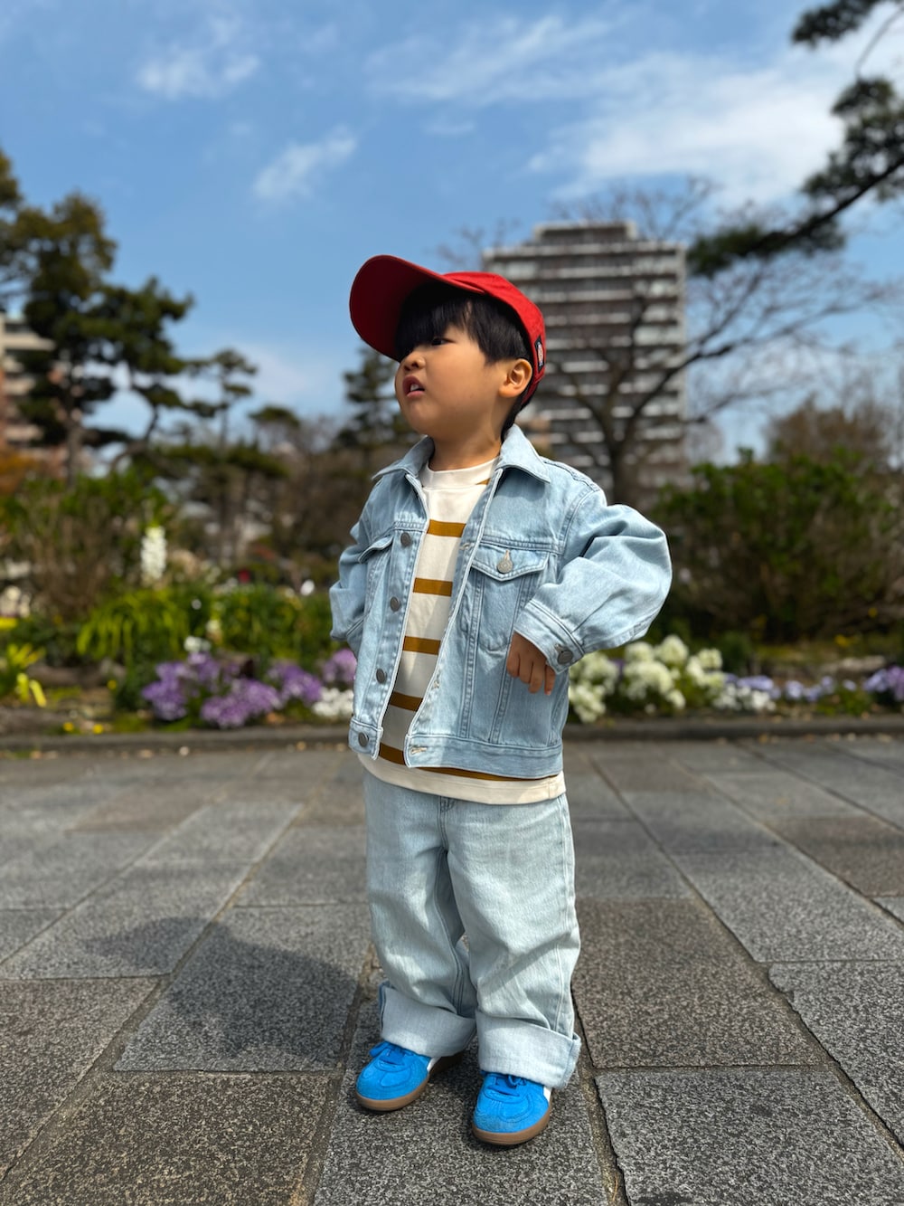 「春めき満開コーデ、ジャケット、スポーツミックス、春コーデ、デニムジャケット、デニム、レイヤードスタイル、キャップ、スニーカー、淡色コーデ、春色、カジュアルコーデ、ボーダー、休日スタイル、デートコーデ」｜「UNIQLOのアイテム（デニムジャケット、ブルー系）」を使った、YU⭐︎さん（キッズ・100cm）の春コーディネートの3枚目の写真