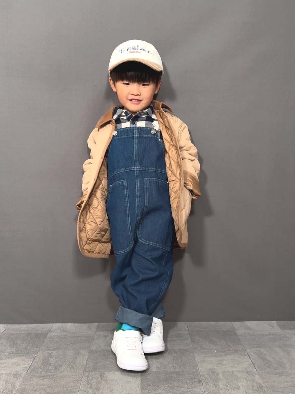 「クリスマスに着たい服、冬コーデ、キルティング、デニム、サロペット、スニーカー、キャップ、チェック、レイヤードスタイル、プチプラ、コーデュロイ、冬アウター、マイベストコーデ2024、きれいめカジュアル、休日スタイル」｜「UNIQLOのアイテム（ジャケット/アウター、ベージュ系）」を使った、YU⭐︎さん（キッズ・90cm）の冬コーディネートの2枚目の写真