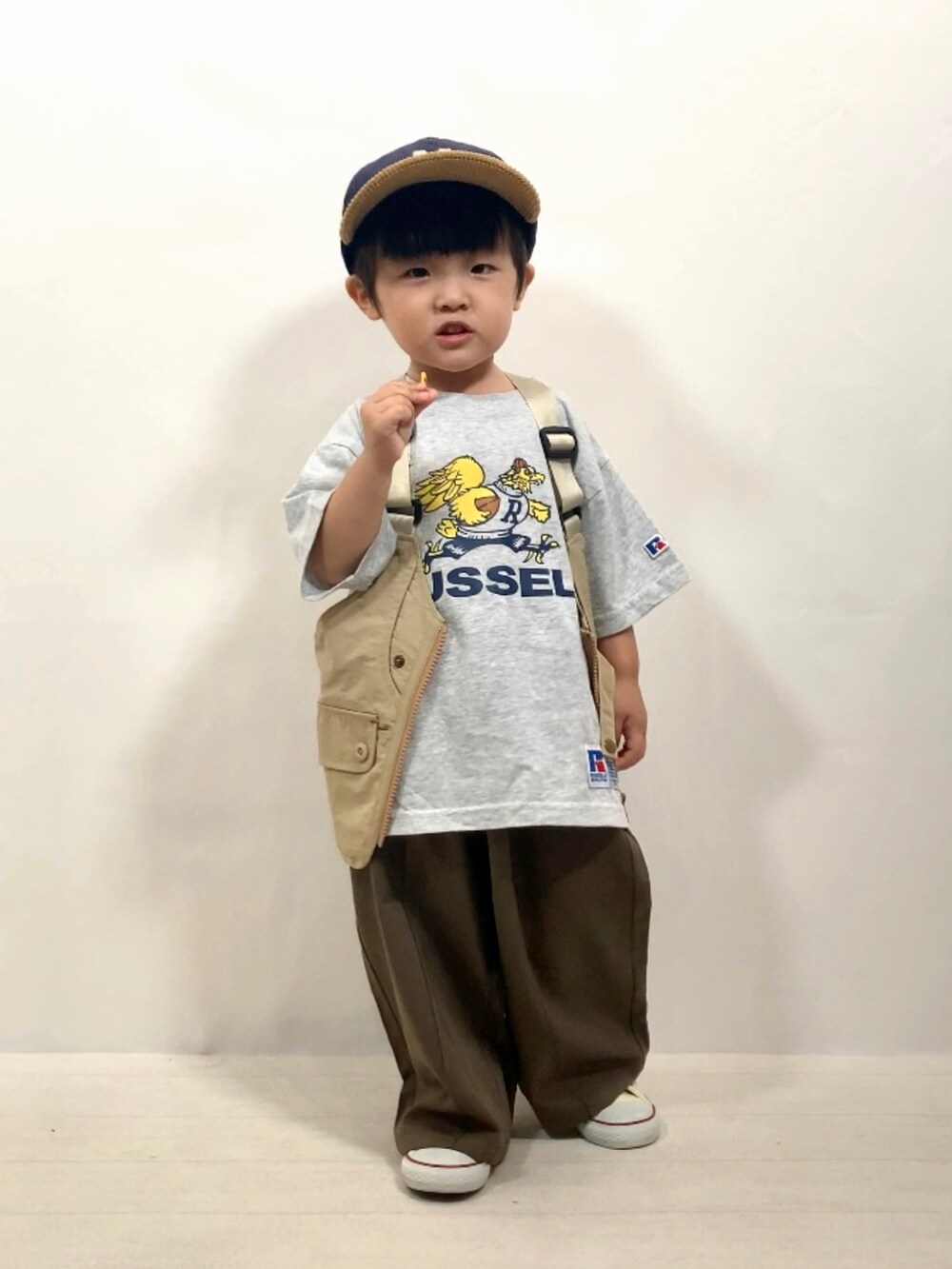 「レイヤードスタイル、ベスト、キャップ、ブラウン、ロゴT、ワイドパンツ、ストリート、コーデュロイ、スニーカー、古着MIX、カジュアルコーデ、秋服準備はじめました、スラックス、ベージュ、淡色コーデ」｜「BREEZEのユーティリティーベスト（ベスト、ベージュ系）」を使った、YU⭐︎さん（キッズ・90cm）の夏コーディネートの4枚目の写真