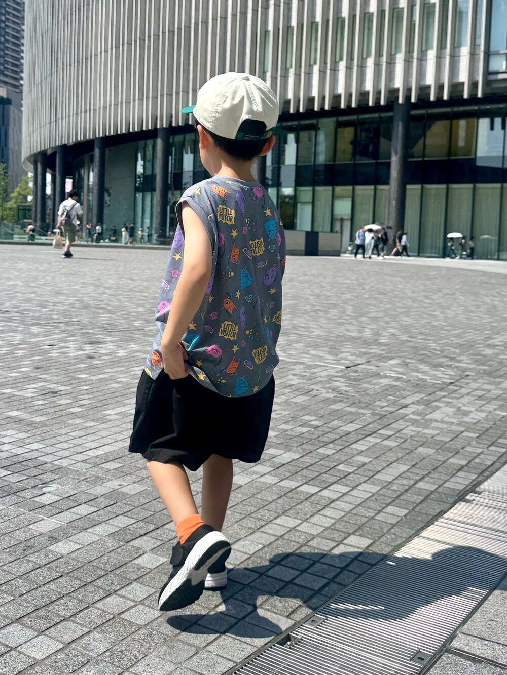 ブラック系のその他パンツ、ブラック系のサンダル、グレー系のタンクトップを着用したキッズの夏コーディネートの3枚目の写真