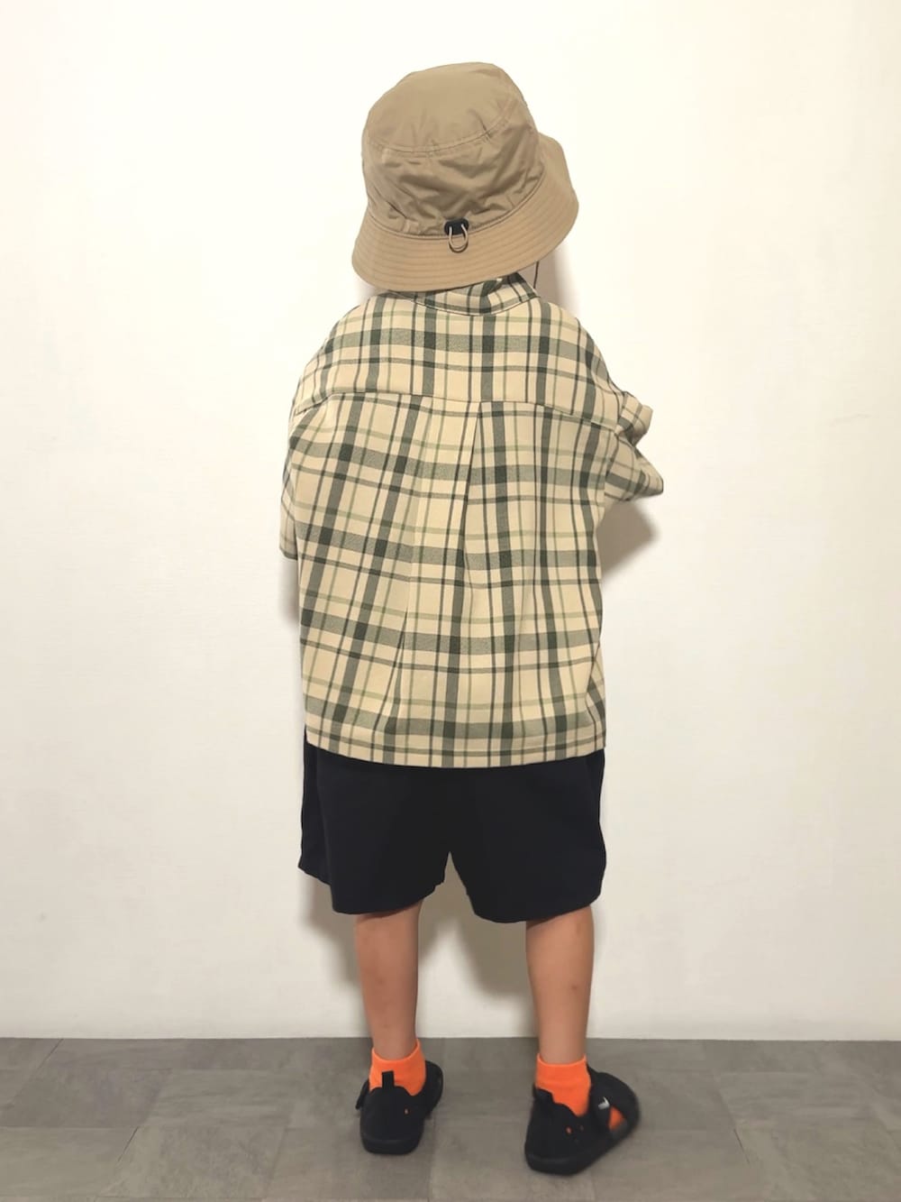 グリーン系のシャツ/ブラウス、ブラック系のその他パンツ、ブラック系のサンダルを着用したキッズの夏コーディネートの4枚目の写真
