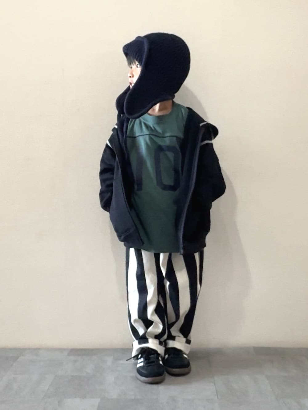 その他のその他パンツ、ブラック系のスニーカー、グリーン系のTシャツ/カットソーを着用したキッズの秋コーディネートの2枚目の写真