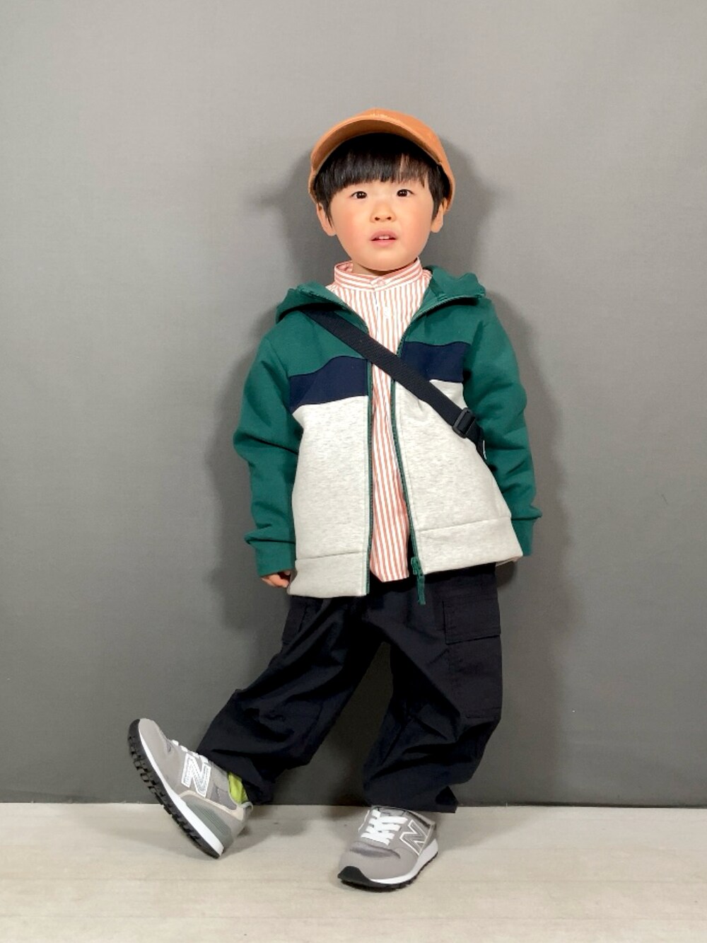 「春のおしゃ見えテクニック、パーカー、スニーカー、レイヤードスタイル、ショルダーバッグ、春色、春服みてみて、カジュアルコーデ、シンプルコーデ、お出かけコーデ、休日スタイル、アウトドアスタイル、スポーツミックス、シャツスタイル、春アウター」｜「UNIQLOのアイテム（パーカー、グリーン系）」を使った、YU⭐︎さん（キッズ・90cm）の春コーディネートの4枚目の写真