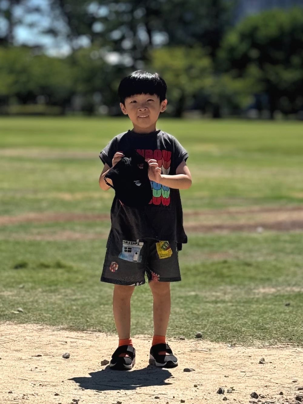 グレー系のTシャツ/カットソー、グレー系のその他パンツ、ブラック系のサンダルを着用したキッズの夏コーディネートの4枚目の写真