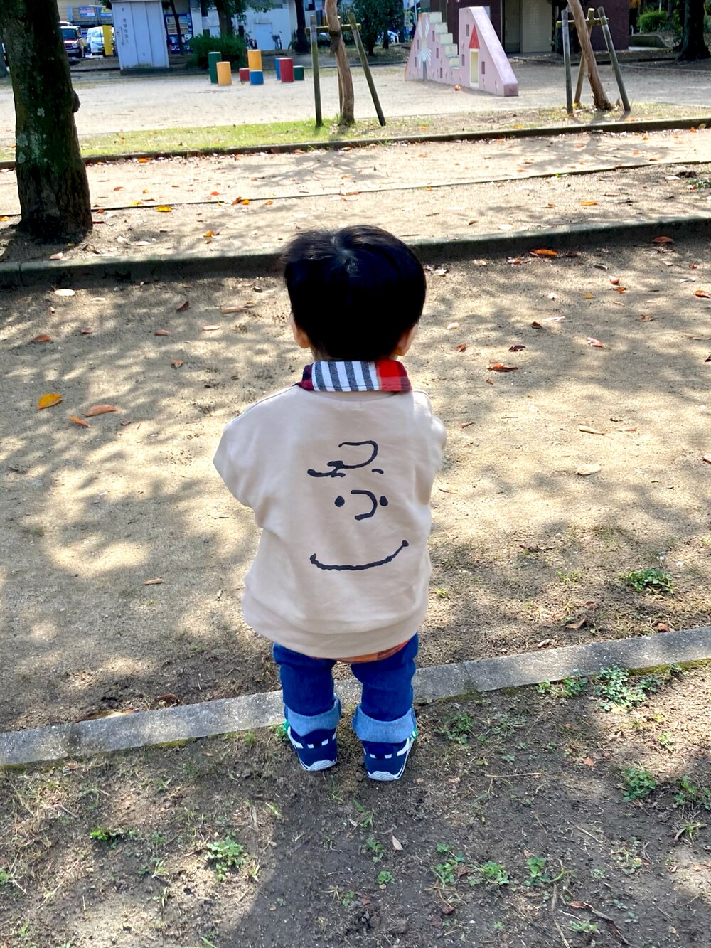「プチプラ、キッズファッション、カジュアル、シンプル、ニット帽、チェックシャツ、スウェット、男の子、おしゃれさんと繋がりたい、秋コーデ」｜「しまむらのアイテム（スウェット、ベージュ系）」を使った、YU⭐︎さん（キッズ・70cm）の秋コーディネートの2枚目の写真