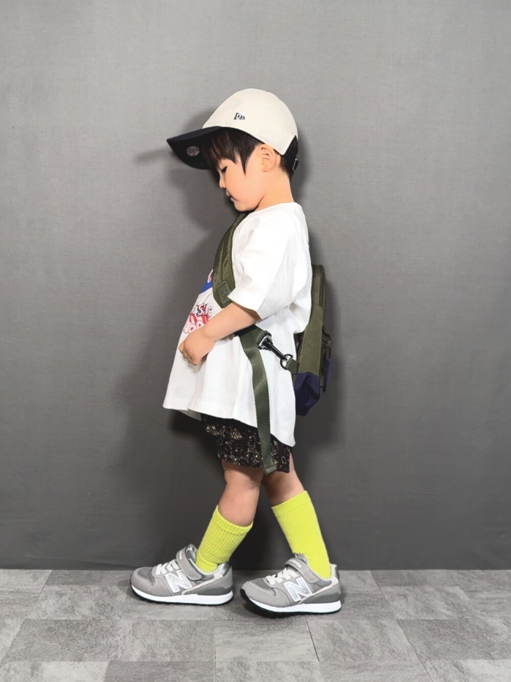 ホワイト系のTシャツ/カットソー、ブラック系のその他パンツ、グリーン系のボディバッグ/ウエストポーチを着用したキッズの春コーディネートの4枚目の写真