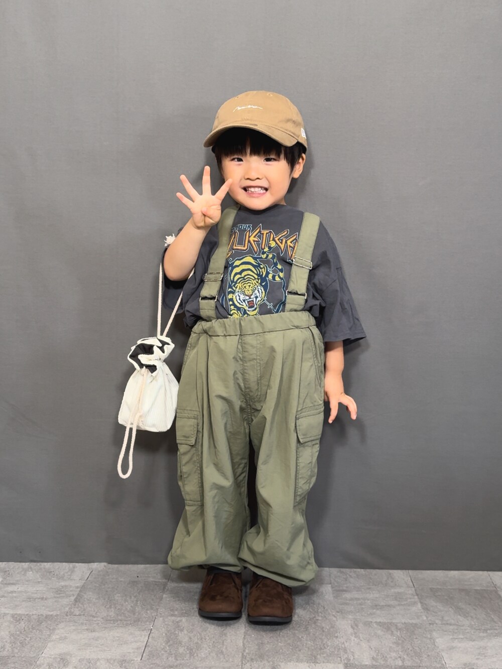 「スポーツミックス、休日スタイル、きれいめカジュアル、夏コーデ、カーゴパンツ、サロペット、ブーツ、キャップ、ショルダーバッグ、レイヤードスタイル、ロゴT、アツいコーデ全部見せ」｜「Life Support ProductsのロックプリントワイドTシャツ（80～150cm）（Tシャツ/カットソー、グレー系）」を使った、YU⭐︎さん（キッズ・90cm）の夏コーディネートの3枚目の写真