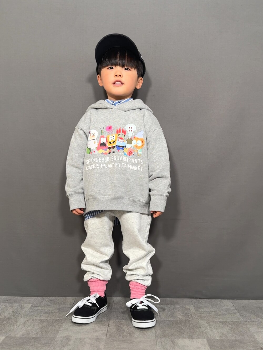 「春色、シャツスタイル、プチプラ、パーカー、スウェット、スウェットパンツ、スニーカー、キャップ、ストライプシャツ、きれいめカジュアル、レイヤードスタイル、春コーデ、お出かけコーデ、休日スタイル、淡色コーデ」｜「UNIQLOのアイテム（スウェット、グレー系）」を使った、YU⭐︎さん（キッズ・100cm）の春コーディネートの3枚目の写真