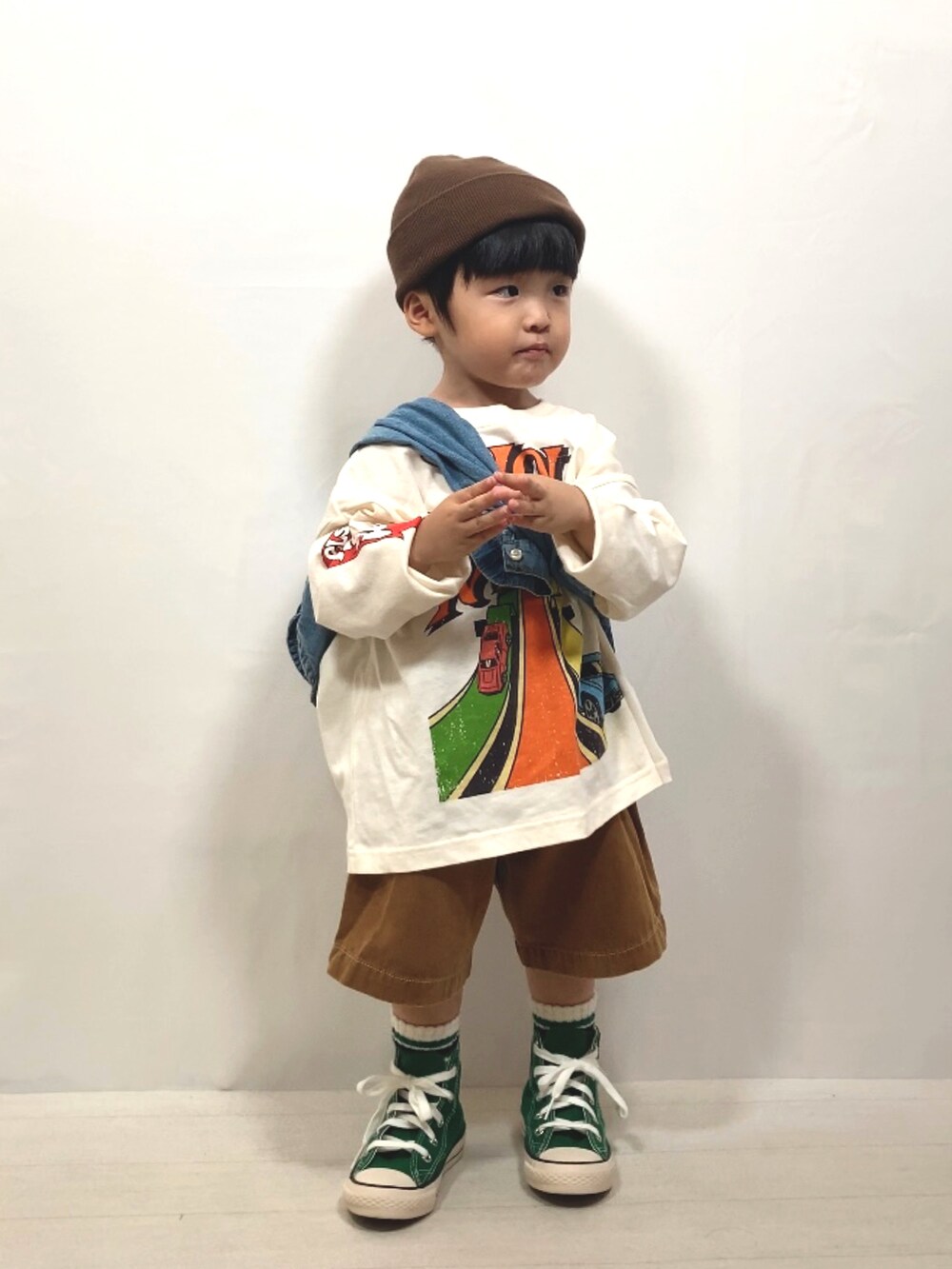 ホワイト系のTシャツ/カットソー、ブラウン系のその他パンツ、ブルー系のシャツ/ブラウスを着用したキッズの夏コーディネートの4枚目の写真