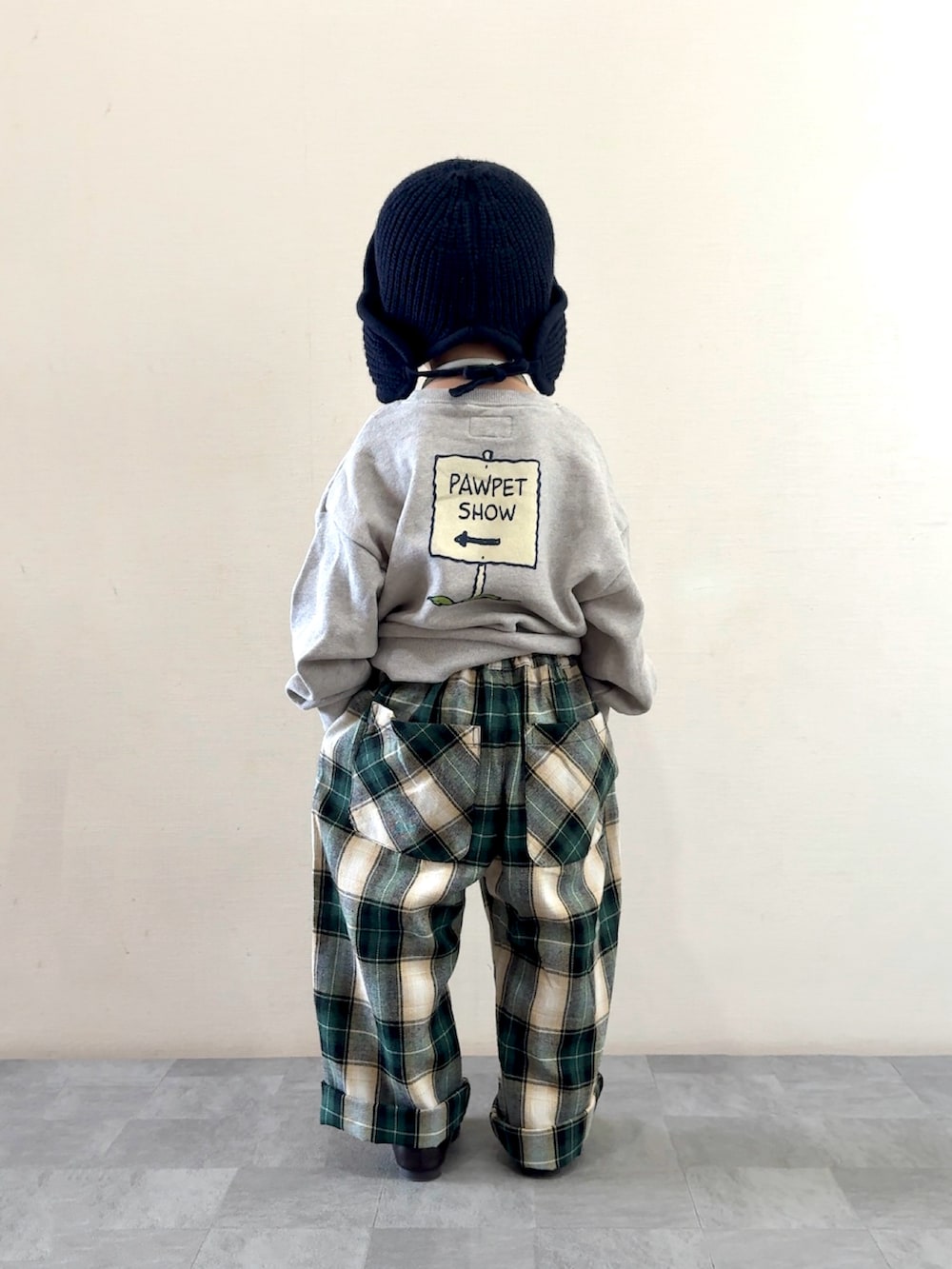 グリーン系のその他パンツ、グレー系のショルダーバッグ、ブラウン系のローファーを着用したキッズの秋コーディネートの3枚目の写真