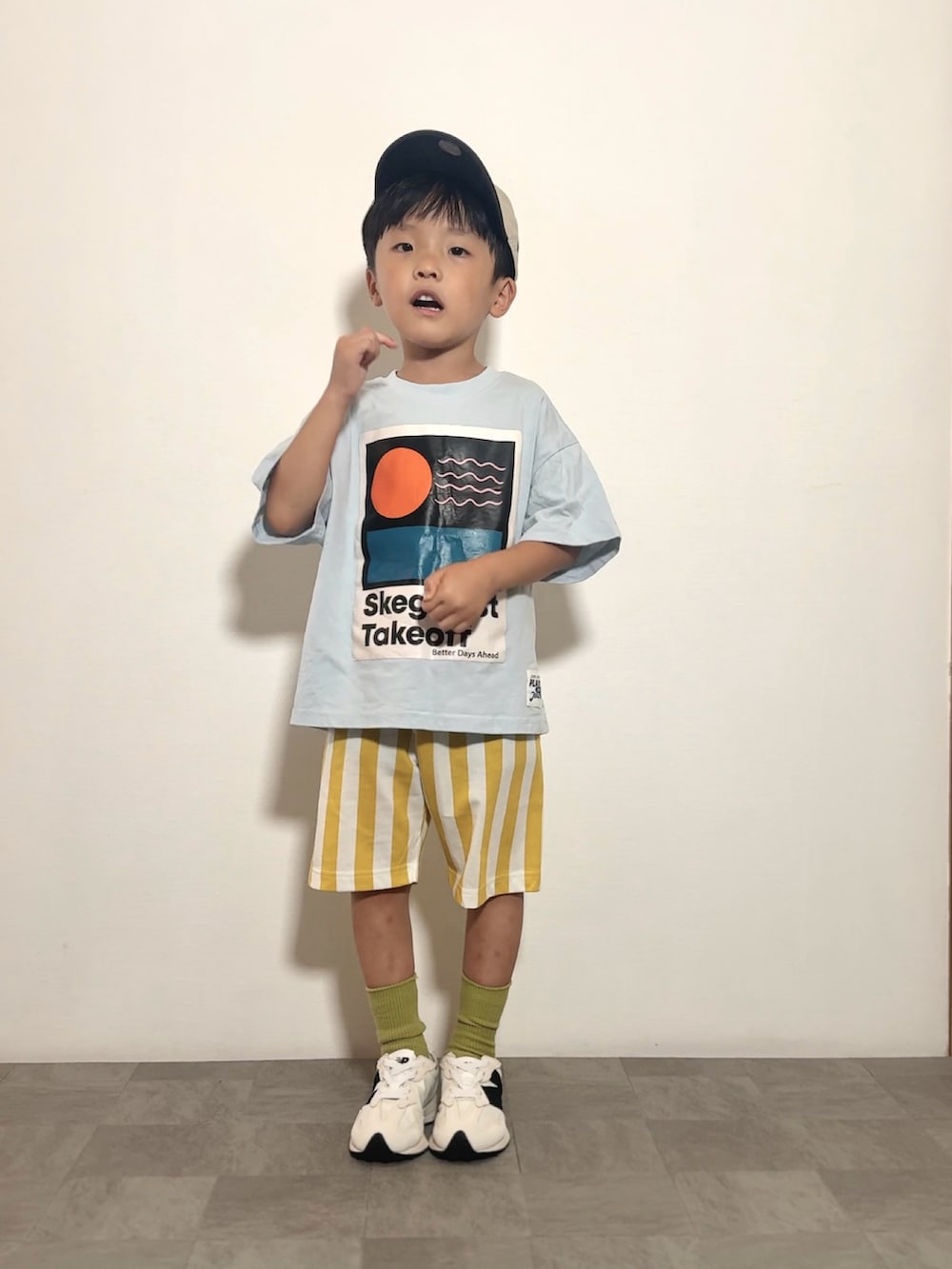 ブルー系のTシャツ/カットソー、ホワイト系のスニーカー、ホワイト系のルームウェア/パジャマを着用したキッズの夏コーディネートの3枚目の写真