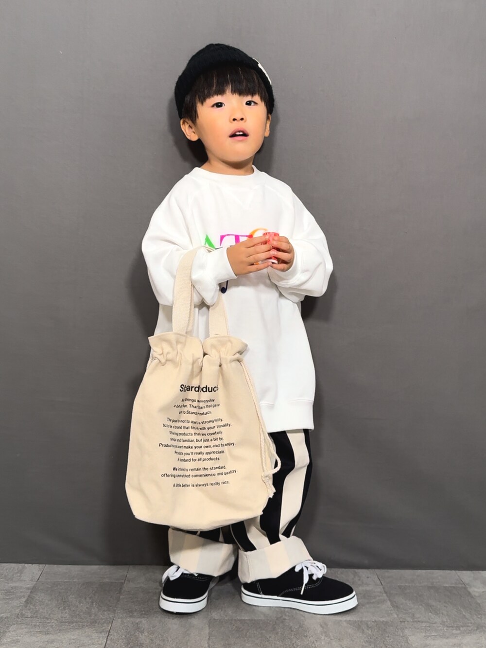 ホワイト系のスウェット、その他のその他パンツ、ブラック系のスニーカーを着用したキッズの秋コーディネートの2枚目の写真