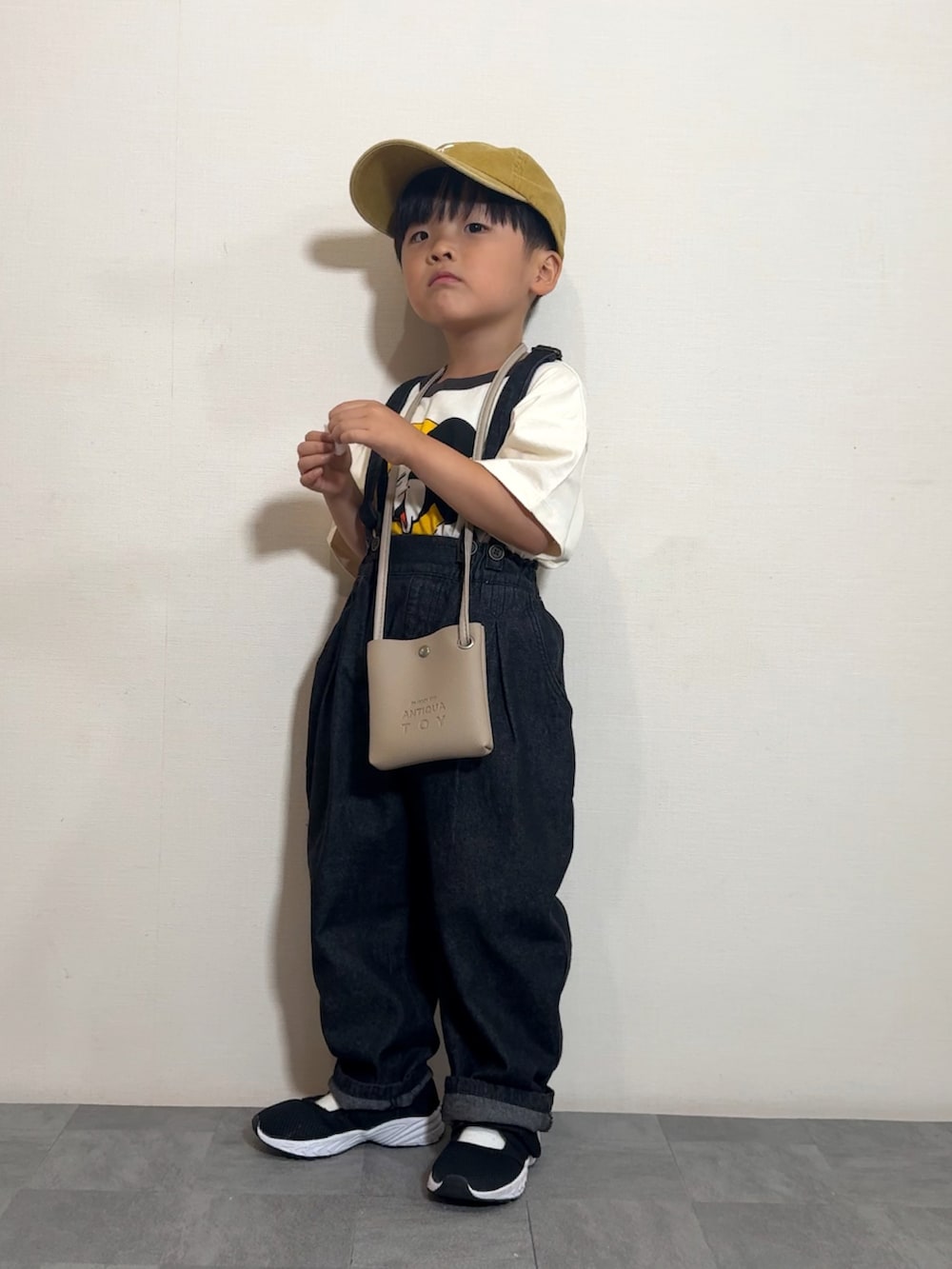 「モノトーン、スポーツミックス、ショートパンツ、ショルダーバッグ、キャップ、サンダル、レイヤードスタイル、サロペット、プチプラ、フェススタイル、お出かけコーデ、休日スタイル、白Tシャツ、デニム」｜「Disneyの【Disney】ミッキーマウス/プリントTシャツ（Tシャツ/カットソー、ホワイト系）」を使った、YU⭐︎さん（キッズ・100cm）の夏コーディネートの3枚目の写真