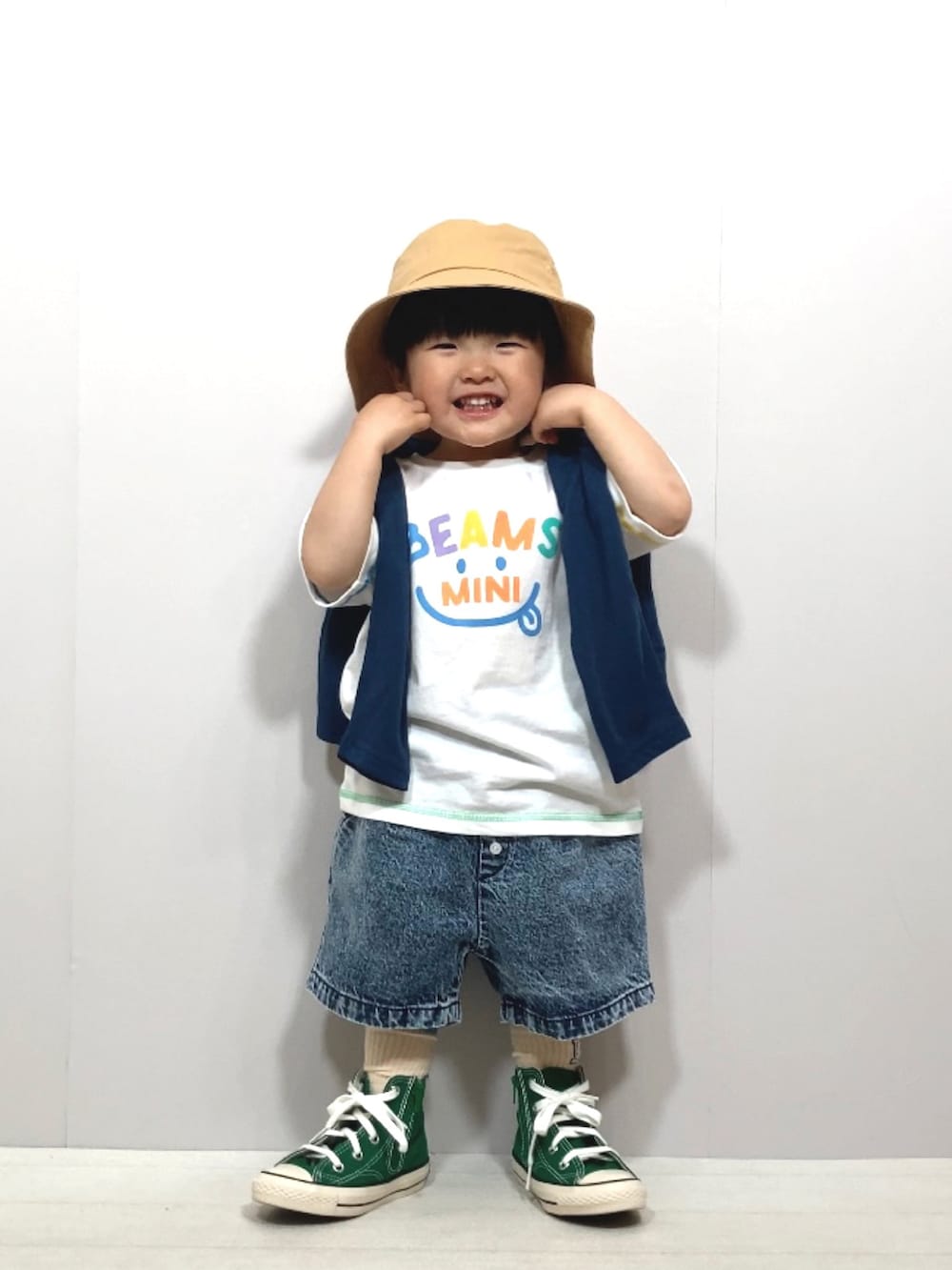 「春コーデ、バケットハット、コンバース、ローリーズファーム(LOWRYS FARM)、カーディガン、シンプルコーデ、BEAMSmini、ビームスミニ、PR、デニム、レイヤードスタイル、カジュアルコーデ、休日スタイル、スニーカー」|「BEAMS miniのBEAMS mini / スマイル ロゴ Tシャツ 23SS(90~130cm)(Tシャツ/カットソー、ホワイト系)」を使った、YU⭐︎さん(キッズ・90cm)の春コーディネートの4枚目の写真