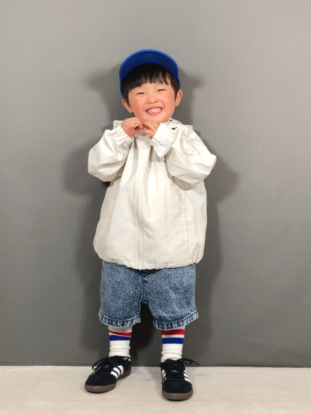 ブルー系のTシャツ/カットソー、ブルー系のデニムパンツ、ホワイト系のショルダーバッグを着用したキッズの春コーディネートの3枚目の写真