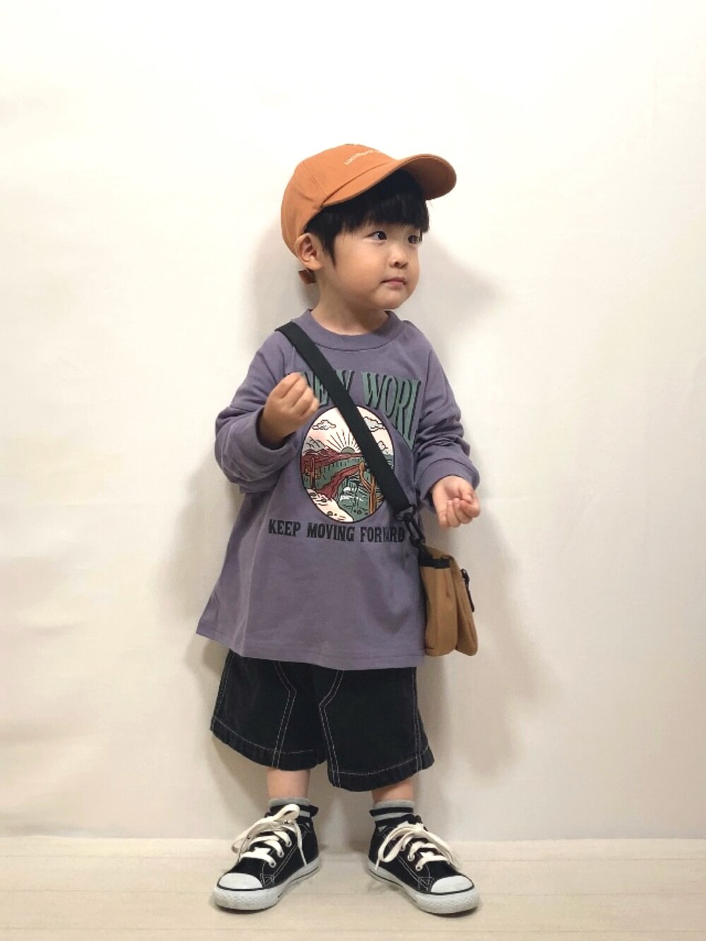 パープル系のTシャツ/カットソー、ブラック系のその他パンツ、イエロー系のショルダーバッグを着用したキッズの秋コーディネートの2枚目の写真