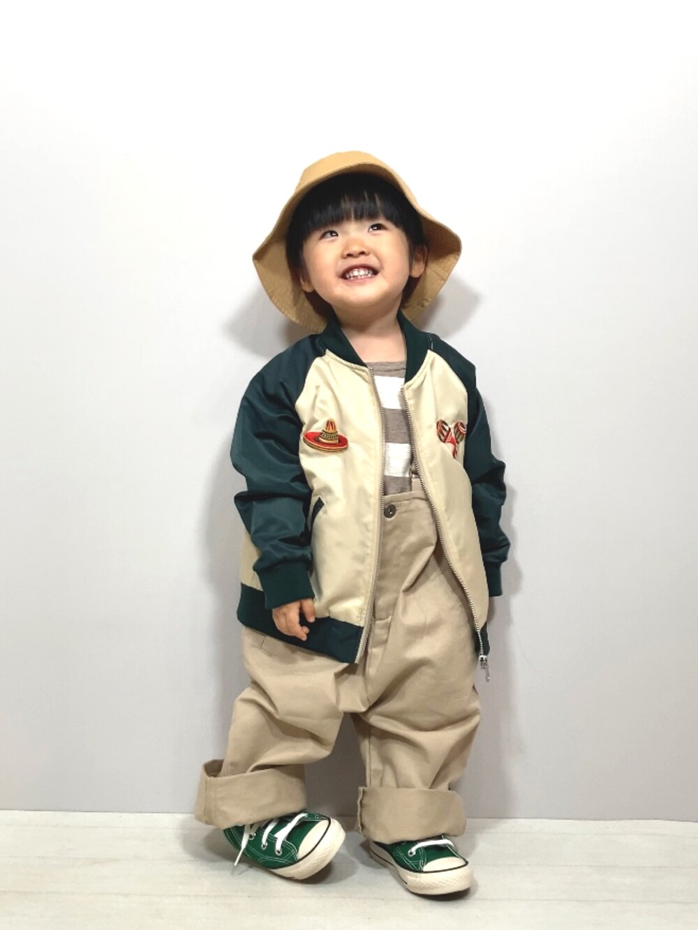 「カジュアルコーデ、休日スタイル、オーバーオール、サロペット、韓国子供服、ベージュ、バケットハット、春コーデ、bmingbybeams、ビーミングbyビームス、PR、コンバース、いまどきジャケット写真、モード、ストリート」｜「B:MING by BEAMSのB:MING by BEAMS /  スカジャン（100~150cm）（ブルゾン、グリーン系）」を使った、YU⭐︎さん（キッズ・90cm）の春コーディネートの2枚目の写真