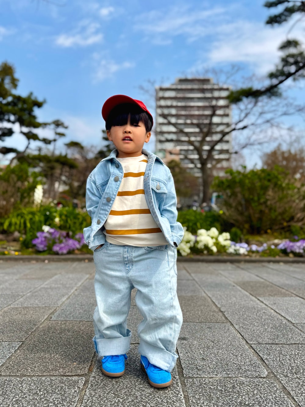 「春めき満開コーデ、ジャケット、スポーツミックス、春コーデ、デニムジャケット、デニム、レイヤードスタイル、キャップ、スニーカー、淡色コーデ、春色、カジュアルコーデ、ボーダー、休日スタイル、デートコーデ」｜「UNIQLOのアイテム（デニムジャケット、ブルー系）」を使った、YU⭐︎さん（キッズ・100cm）の春コーディネートの4枚目の写真