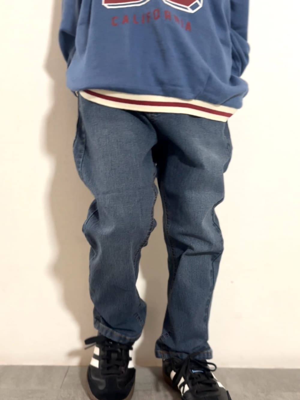 ブラック系のスニーカー、ブルー系のTシャツ/カットソー、ブルー系のその他パンツを着用したキッズの秋コーディネートの4枚目の写真