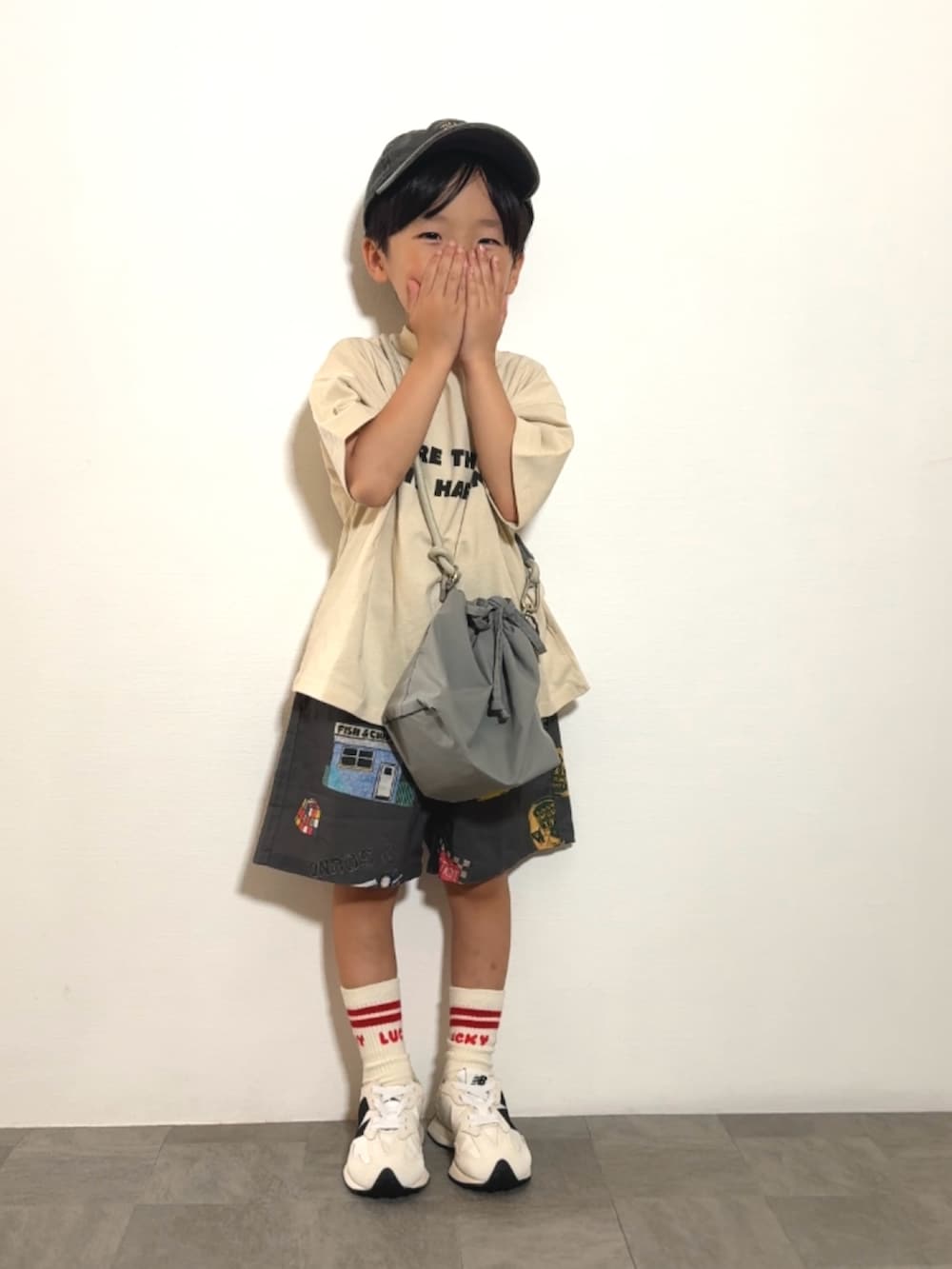 グレー系のショルダーバッグ、ブラック系のTシャツ/カットソー、グレー系のその他パンツを着用したキッズの春コーディネートの4枚目の写真
