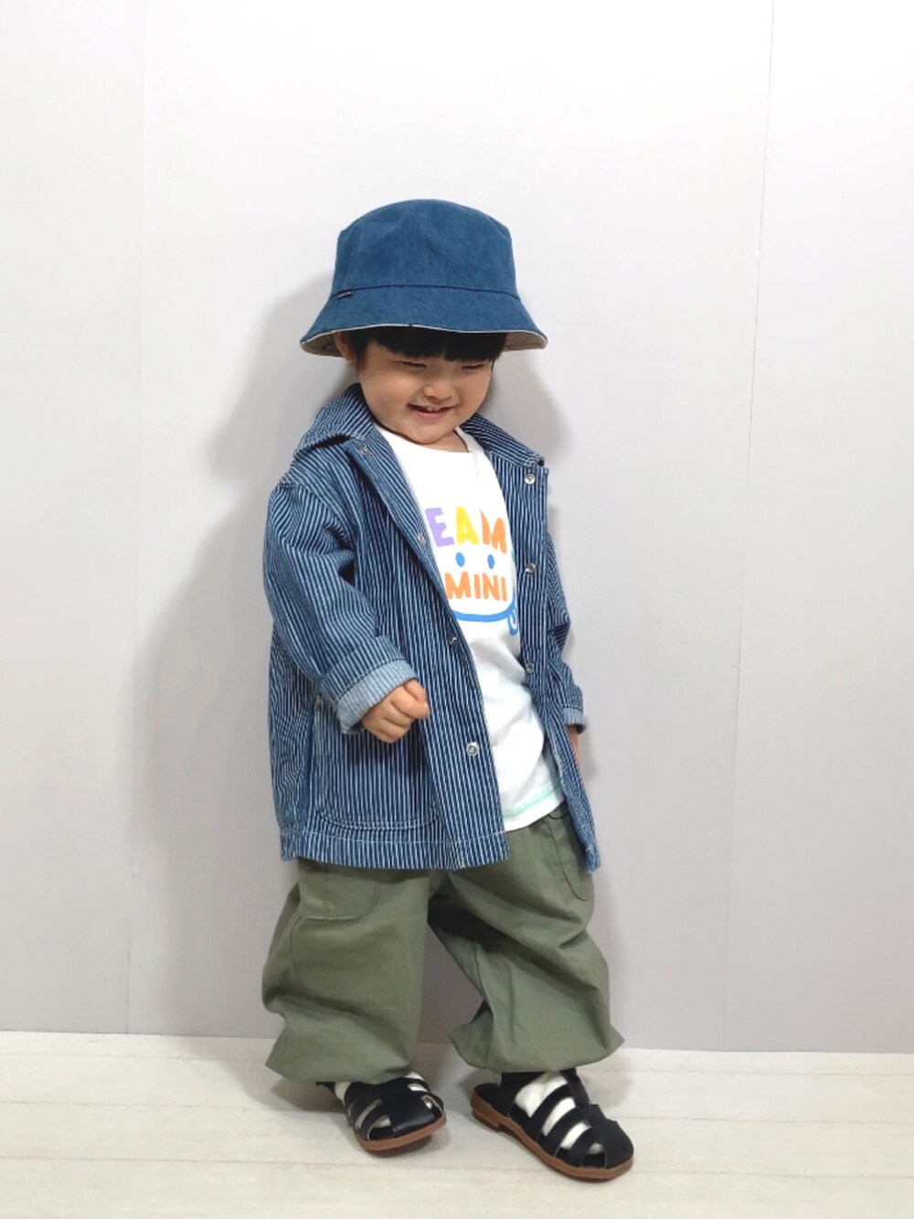 ブルー系のジャケット/アウター、ホワイト系のTシャツ/カットソー、グリーン系のカーゴパンツを着用したキッズの春コーディネートの3枚目の写真