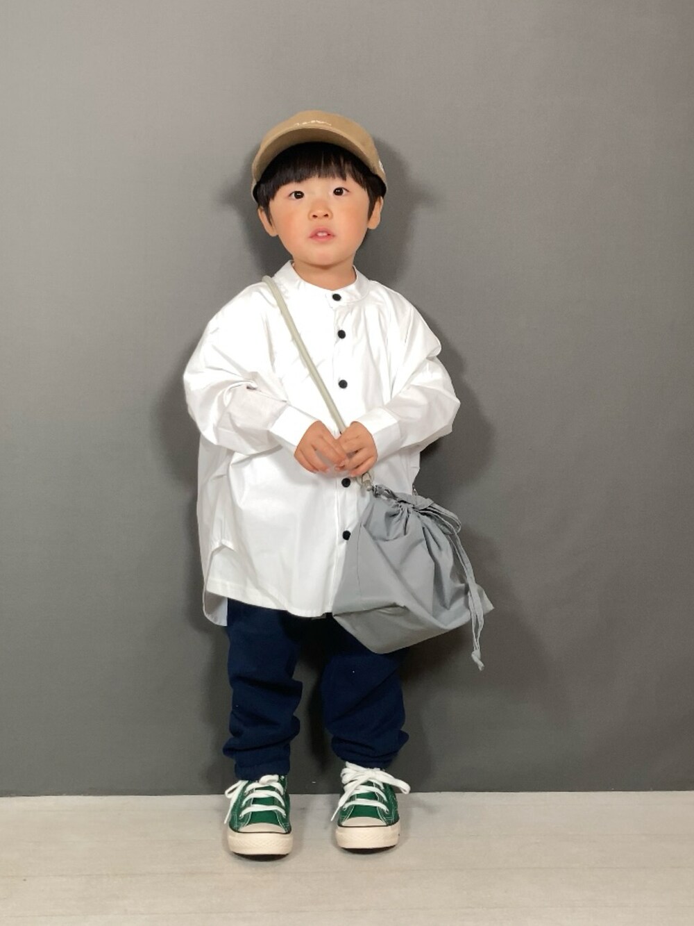 ホワイト系のシャツ/ブラウス、ブルー系のその他パンツ、グレー系のショルダーバッグを着用したキッズの春コーディネートの3枚目の写真